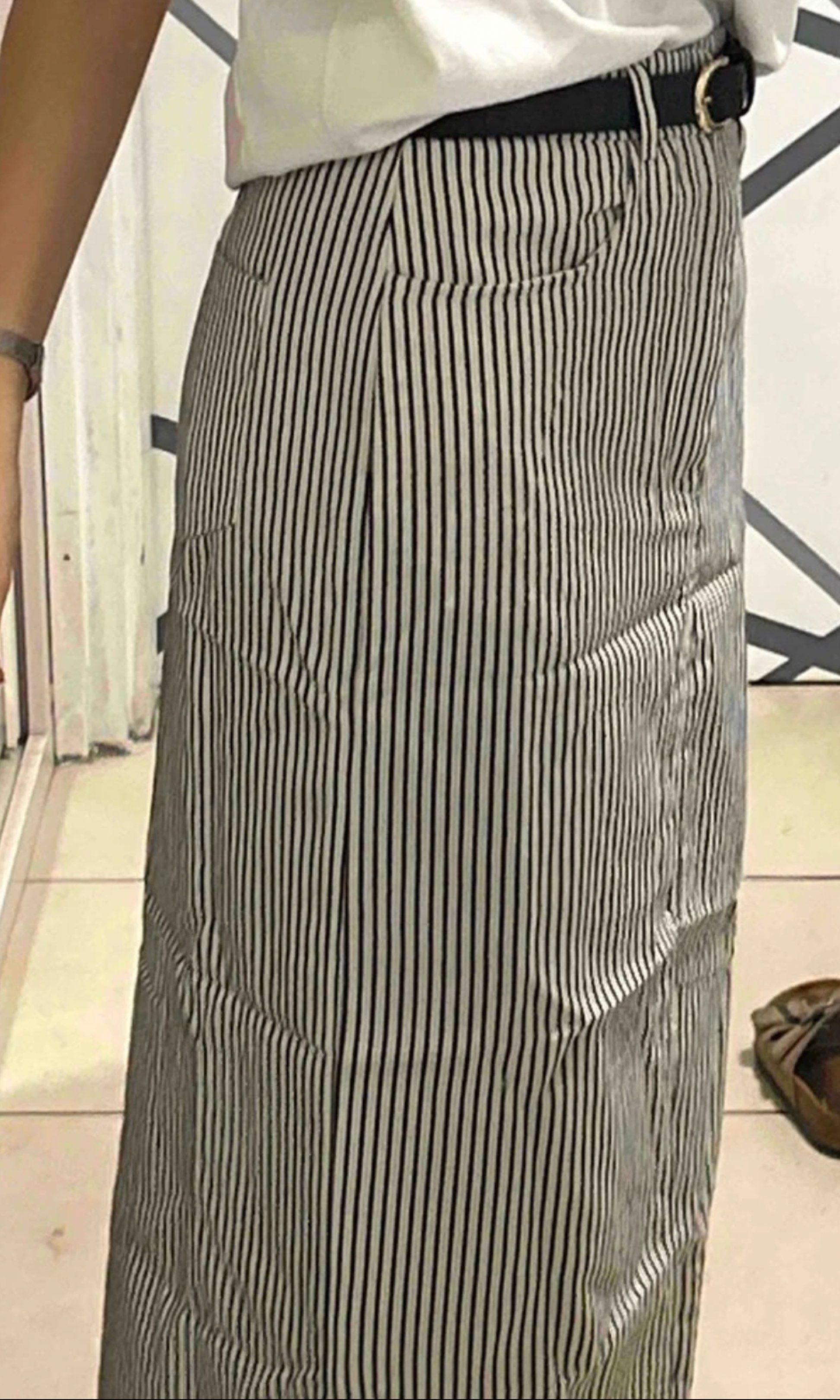 Striped Slit White Blue Maxi Skirt (Category: Skirts) located in Baguio. Submitted by sunbe4m (Listing ID 1418191620, Image 3). Description: Once used.