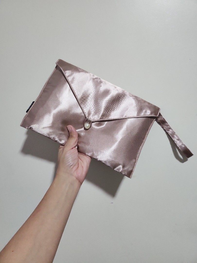 Stylish satin nursing cover with pouch (Category: Maternity wear) located in Quezon City. Submitted by declttermum (Listing ID 1418117038, Image 3). Description: Brandnew stylish satin nursing cover with pouch, one size fits all. Available in rose pink, rust and tan. Wysiwyg. #satinnursingcover #stylishnirsingcover #nursingcover.