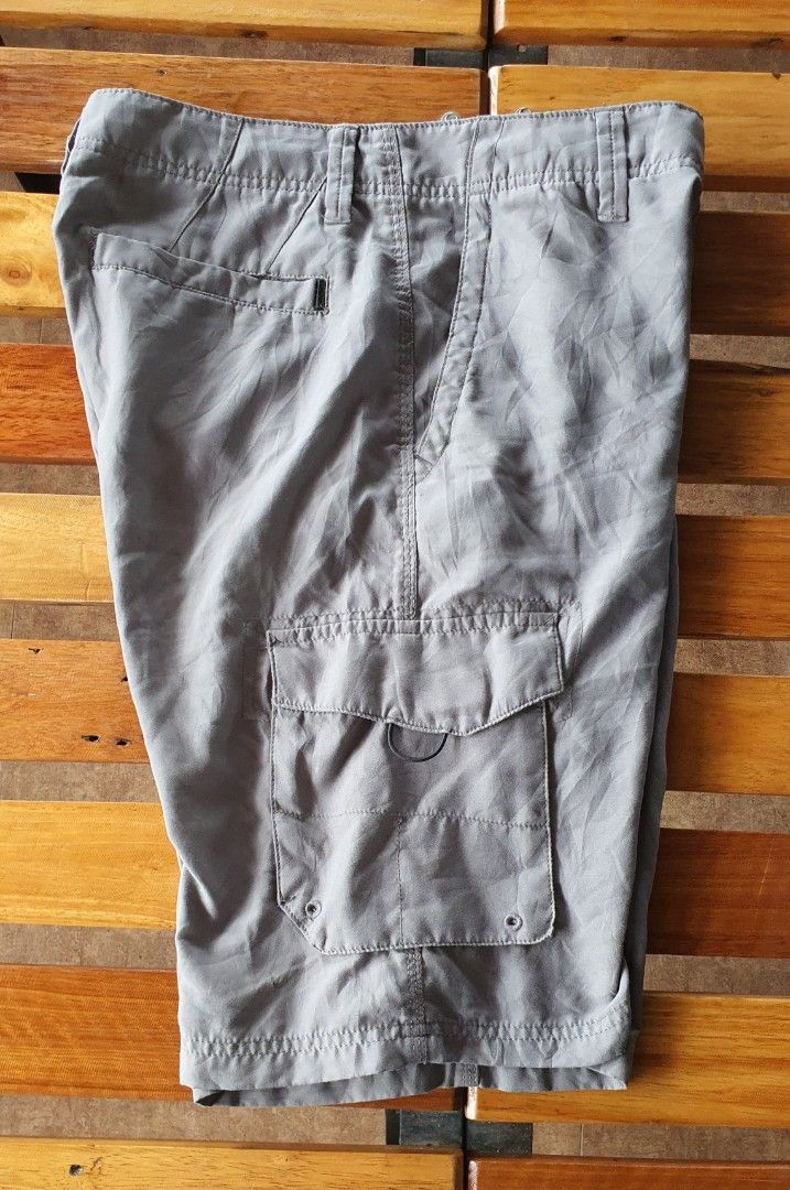 Tony Hawk Cargo Shorts - Size 30 (Category: Shorts) located in Meycauayan. Submitted by shoptoown (Listing ID 1418112824, Image 3). Description: - Tony Hawk cargo shorts - Size 30 - Multiple pockets - Button closure - Red accent stitching - Material: 100% polyester - Machine washable (cold water) - Made in Bangladesh - scratches shown in pic.