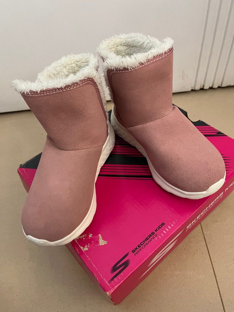 UGG Boot （分類：嬰兒及小童流行時尚）位於 Hong Kong。 由 stangstang 提交（商品編號 1418040212，圖片 3）。簡介： 小朋友冬天靴 UGG （新淨）EU 30 Skechers (全新） EU 27.5 Color Kids 雪靴 Size 26 全要 $150。