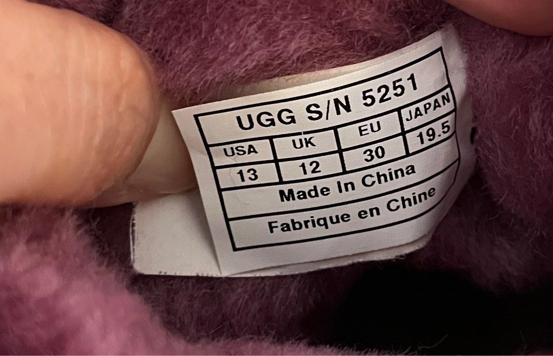 UGG Boot （分類：嬰兒及小童流行時尚）位於 Hong Kong。 由 stangstang 提交（商品編號 1418040212，圖片 2）。簡介： 小朋友冬天靴 UGG （新淨）EU 30 Skechers (全新） EU 27.5 Color Kids 雪靴 Size 26 全要 $150。