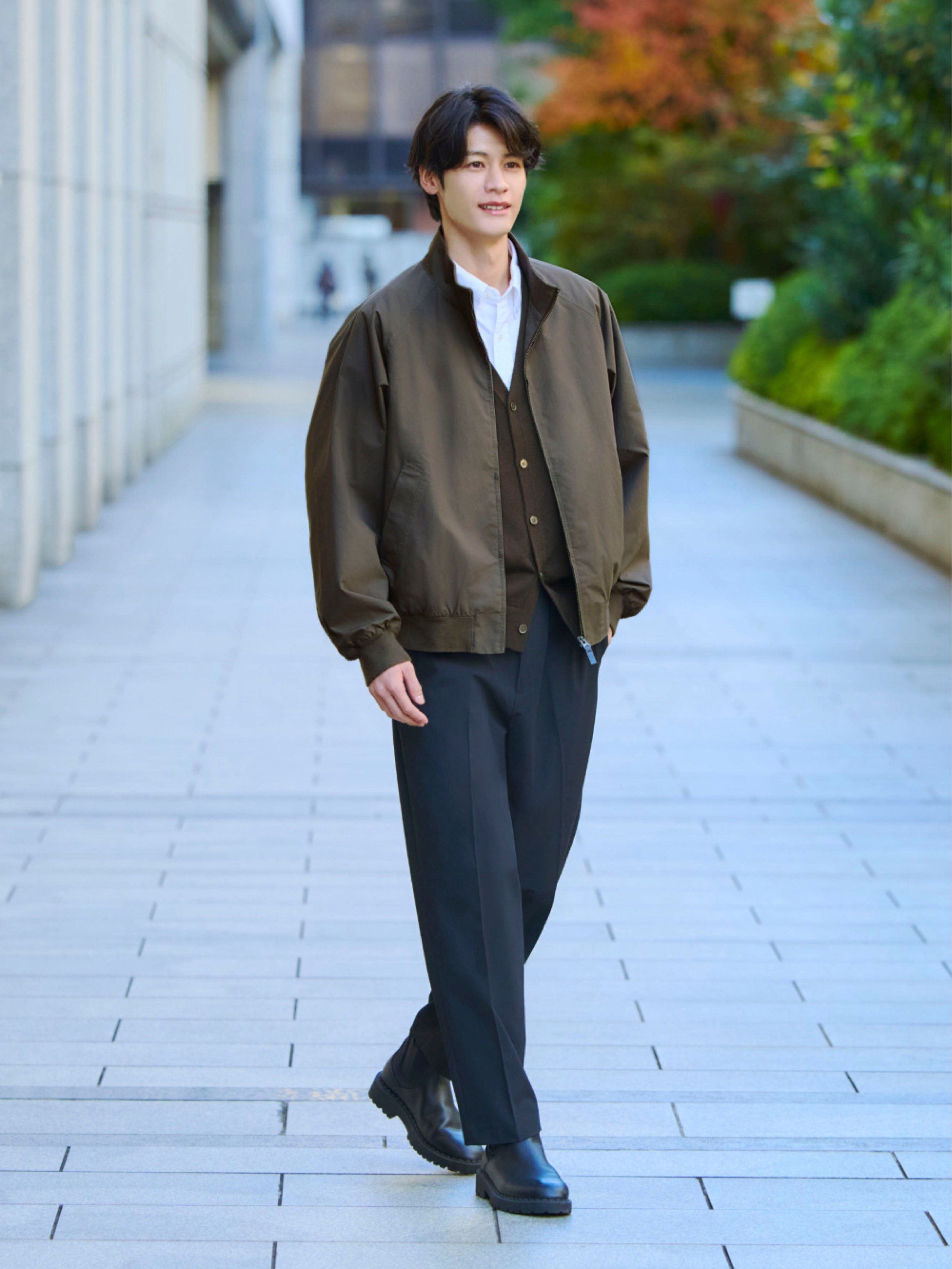 Uniqlo Dark Gray / Black Ankle Pants (Category: Trousers) located in Makati City. Submitted by jtls625 (Listing ID 1418134786, Image 2). Description: - Classic black ankle pants - Side pockets - Straight leg cut - Versatile for formal or smart casual wear.