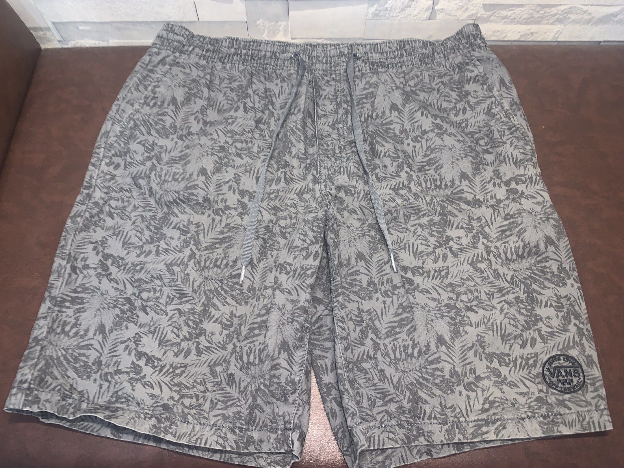 Vans Floral Print Shorts (Category: Shorts) located in Bacolod City. Submitted by roughi333 (Listing ID 1418165296, Image 1). Description: - Vans floral print shorts - Elastic waistband with drawstring - Vans logo patch - Relaxed fit - Lightweight fabric •The color of each item may vary due to lighting •Click each photo to see more details •Manage your expectations •Buy at your own risk •All items are washed and cleaned, ready to wear. Items Size