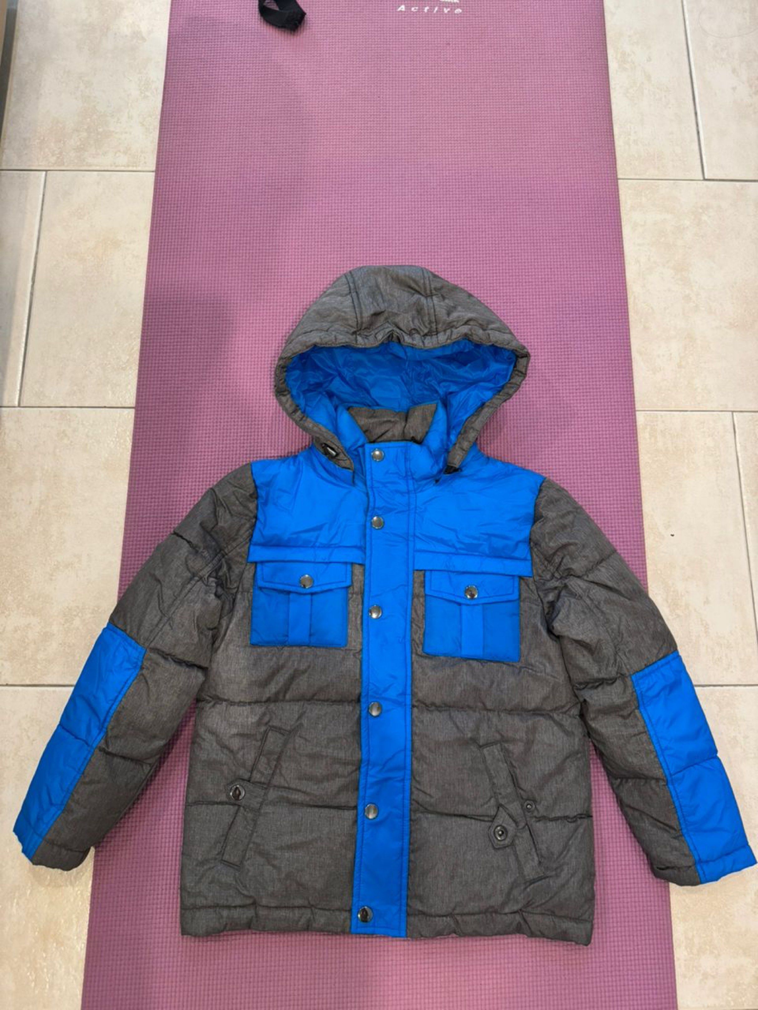Winter Jacket (Category: Babies & Kids Fashion) located in Singapore. Submitted by mandycpm (Listing ID 1418171619, Image 1). Description: Universal traveller Preloved Kids winter jacket (Suitable between 6-10yo) Two tone Blue / grey Size M Length 52cm Chest 44cm Shoulder 35cm Sleeve 46.5cm Shell & Lining 100% polyester Padding 80% down 20% Feather 100% polyester.