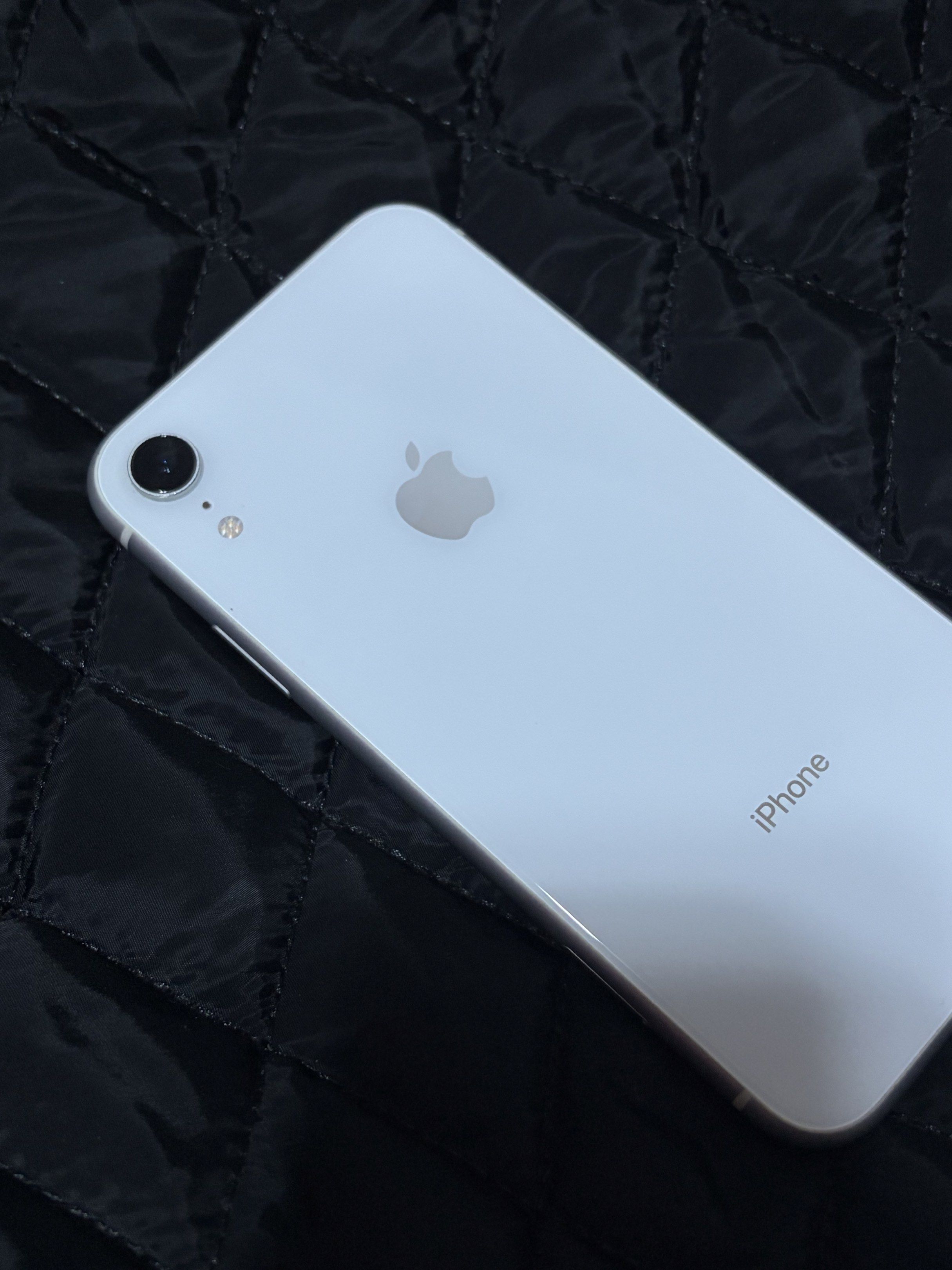 WTS LFB IPHONE XR 64GB WHITE (Category: iPhone X Series) located in Malabon City. Submitted by hajilerileys (Listing ID 1418036508, Image 2). Description: wts lfb ph apple iphone xr white 64 gb ₽ 9.5k / 9k payo • lady owned • no issues, good cosmetics (8.5/10) • all buttons working • face ID & true tone working • nonrefurbished / no history of repair • 77% batthealth, original • any sim, no restrictions • w/ box, free cases & screen protector tom