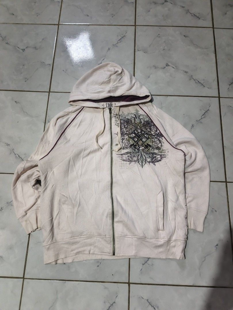 Y2k hoodie (Category: Coats, Jackets and Outerwear) located in Rizal,Palawan. Submitted by vansellclothes (Listing ID 1418126835, Image 1). Description: 27/28 need wash.