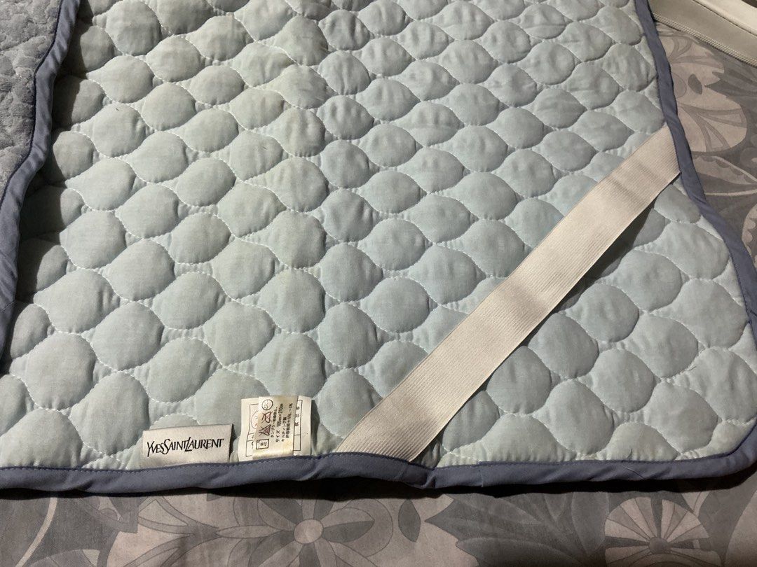 Ysl cotton bedsheet single (Category: Bedding & Towels) located in Angeles City. Submitted by goodbuysathome (Listing ID 1418131962, Image 3). Description: Single cotton bedcover from Japan Nktago lang dp nlabhan Check photos po no issue slight rust washable nmn 105x210cm Add sf 144 jnt Last price posted Gcash payment .