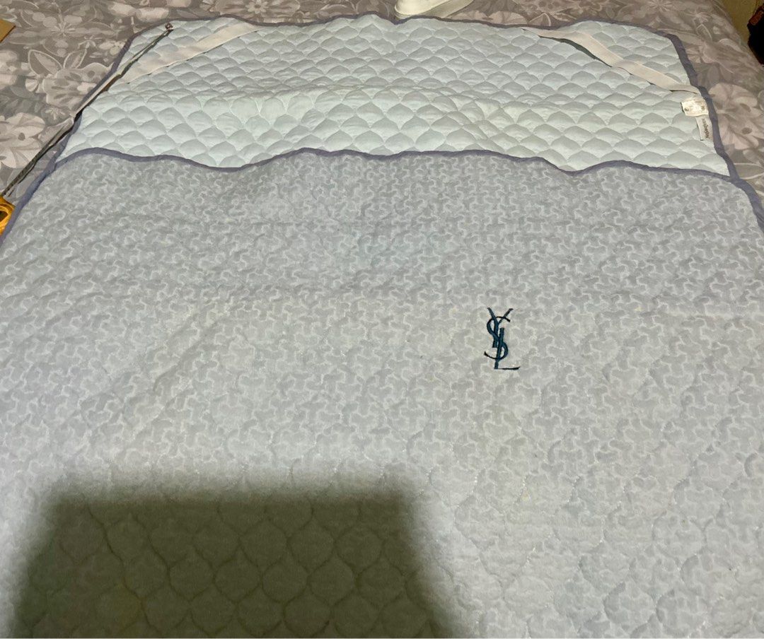 Ysl cotton bedsheet single (Category: Bedding & Towels) located in Angeles City. Submitted by goodbuysathome (Listing ID 1418131962, Image 2). Description: Single cotton bedcover from Japan Nktago lang dp nlabhan Check photos po no issue slight rust washable nmn 105x210cm Add sf 144 jnt Last price posted Gcash payment .