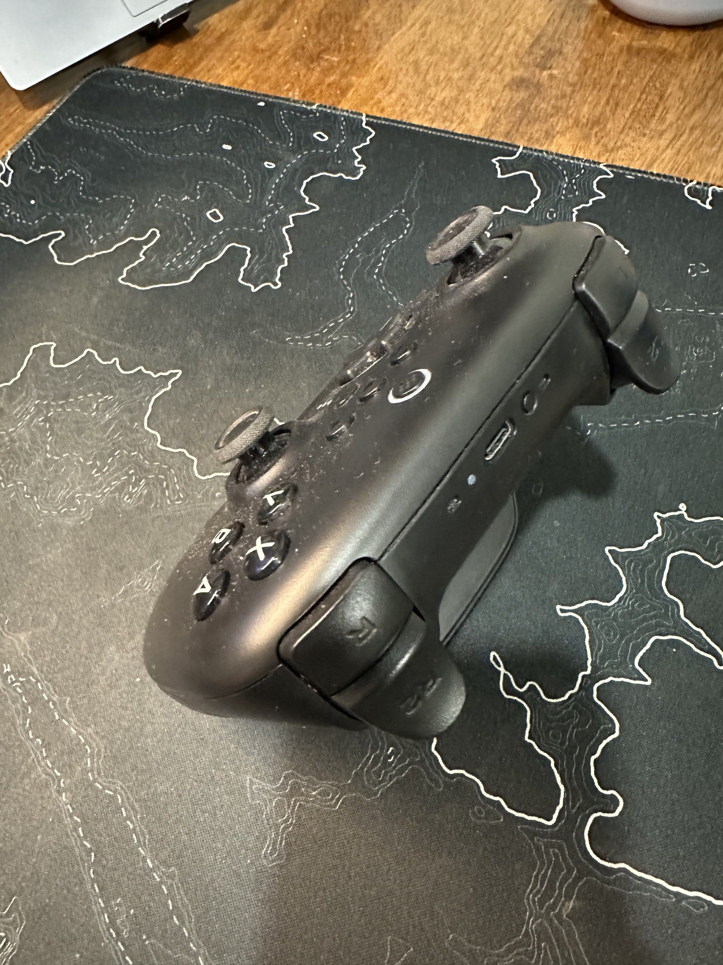8BitDo ultimate controller (Category: Controllers) located in Kuala Terengganu. Submitted by dhiagohan (Listing ID 1418341768, Image 3). Description: Untuk detail, chat✅ Condition 10/10 - baru pakai 1 kali - kotak ada - includes usb dongle.