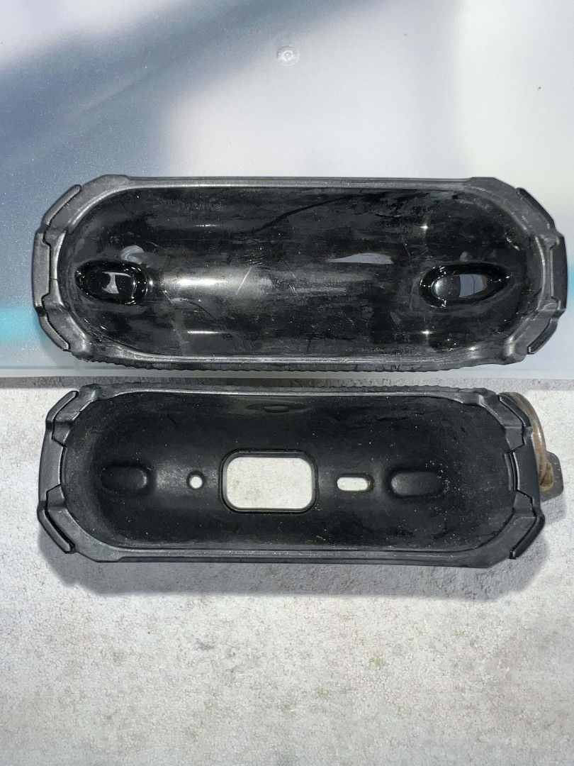 Airpods Pro 2 Carbon Fiber Hard Case (Category: Earphones) located in Cebu City. Submitted by luckyyfindss (Listing ID 1418303549, Image 3). Description: Selling Airpods Pro 2 Carbon Fiber Hard Case - Still in good condition no issues PM or DM me for more details.