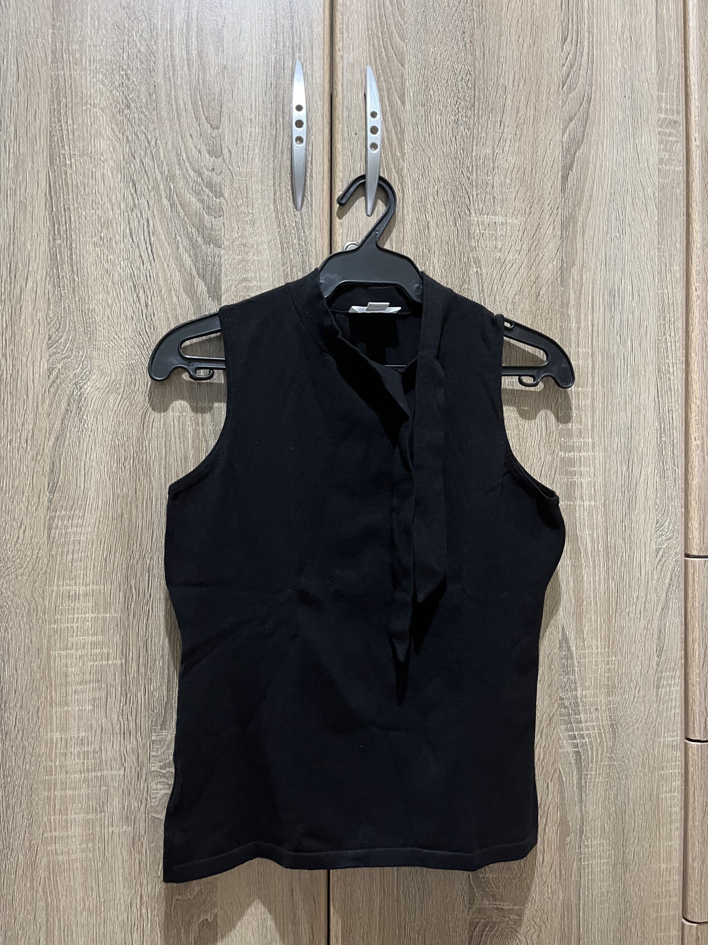 Ann Taylor LOFT Black Sleeveless Top (Category: Sleeveless) located in Mandaluyong City. Submitted by from.soph (Listing ID 1418378770, Image 1). Description: - no flaws - mock neck with tie detail - knit material - made in hong kong MoP: GCash, Maya, GoTyme, BDO MoD: Grab, Lalamove, GoGo Xpress, LBC (shouldered by buyer) DM for inquiries or more photos .