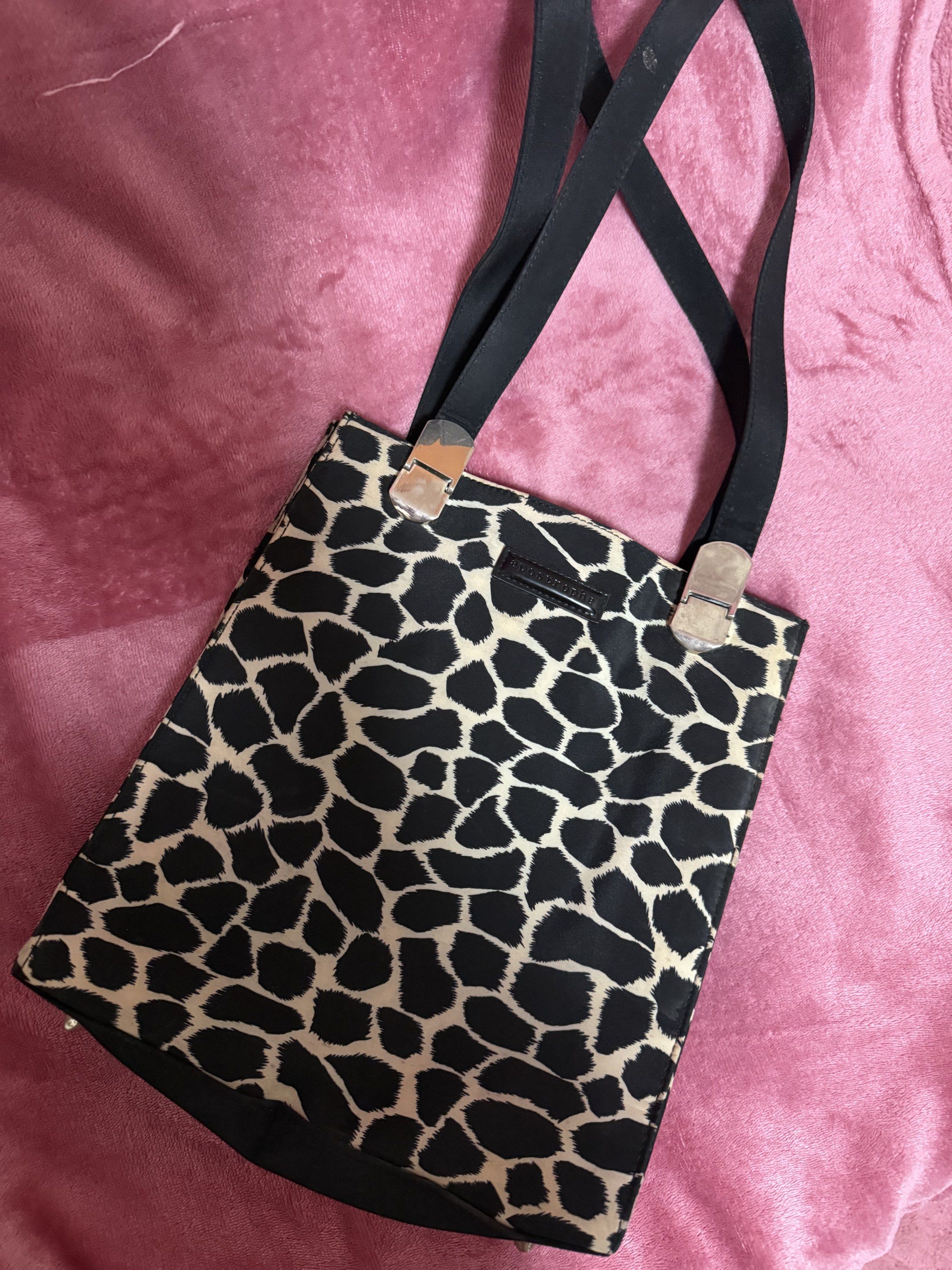 APOSTROPHE SHOULDER BAG (ANIMAL PRINT) (Category: Shoulder Bags) located in Quezon City. Submitted by frannecess (Listing ID 1418365127, Image 1). Description: 🌸FOR SALE🌸 APOSTROPHE SHOULDER BAG (ANIMAL PRINT) Personal favorite Kasya ipad 10th Snap button Condition: 8/10 Loc: Pasong Tamo Quezon City.