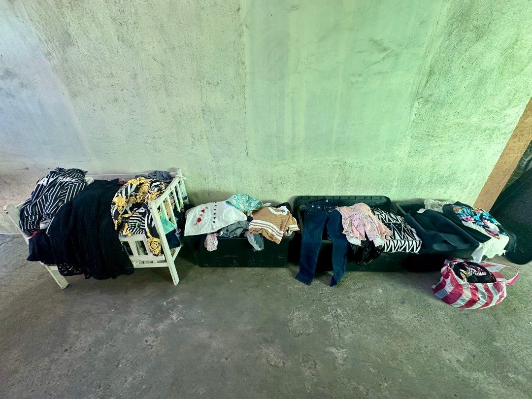 Assorted Women's Clothing Bundle (Category: Others Tops) located in Cavite. Submitted by teamhd (Listing ID 1418246210, Image 1). Description: Mix items take all brandnew and used. Mix dress, polo, blouse, palda, knitted, pants, and etc. Di po kasama ung nga box and crib Pwede nyo po icheck Loc: imus cavite.