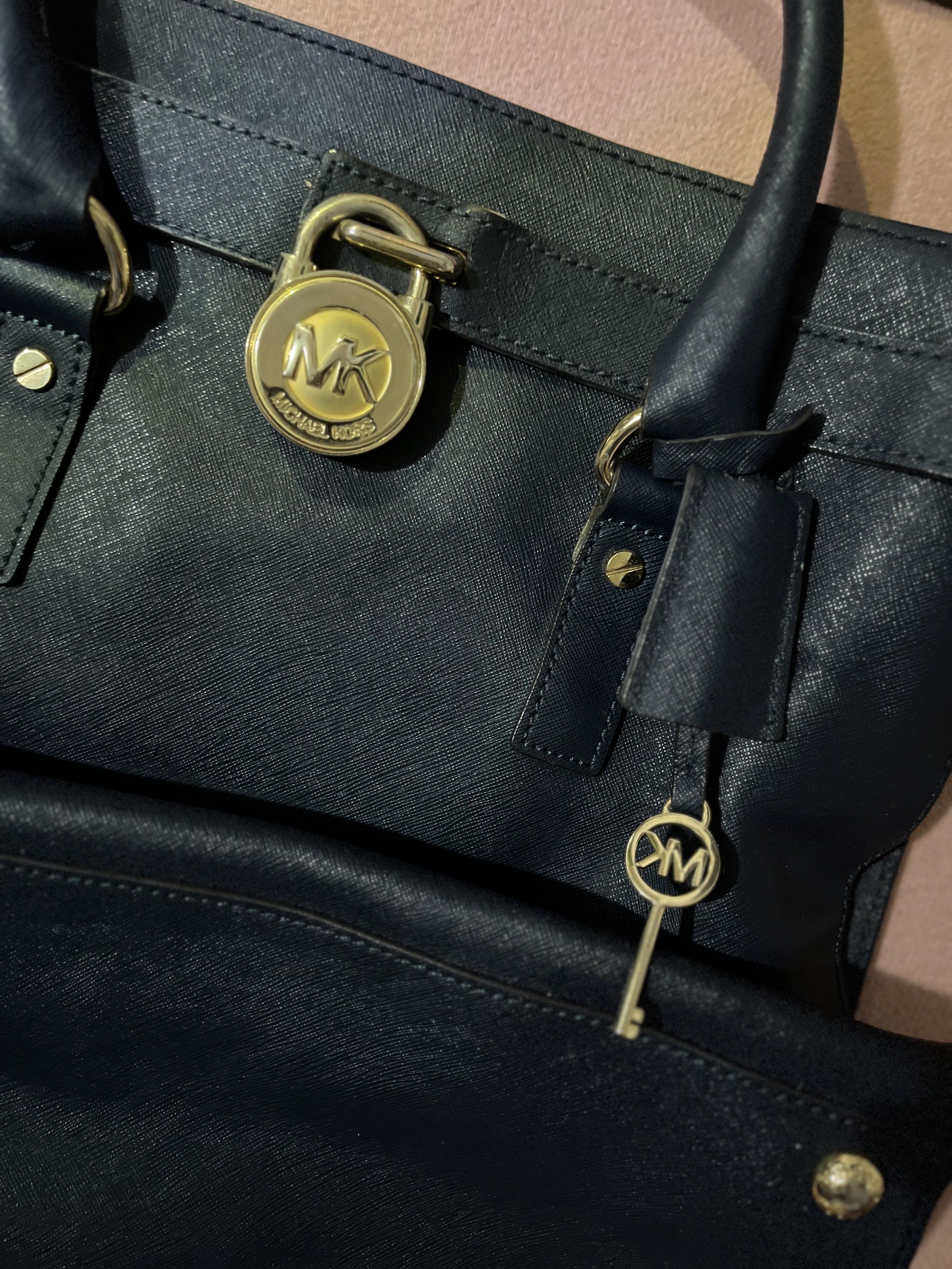 Authentic Michael Kors Large Hamilton Satchel Bag (Category: Luxury Bags & Wallets) located in Manila. Submitted by sophie.navs (Listing ID 1418375605, Image 3). Description: MICHAEL Michael Kors Large Hamilton bag in navy blue saffiano leather with gold-tone hardware. - Authentic Michael Kors Hamilton satchel - Color: Navy blue - Front flap with lock closure - Key charm - Gold-tone hardware - Spacious size — perfect for travel or daily carry if 