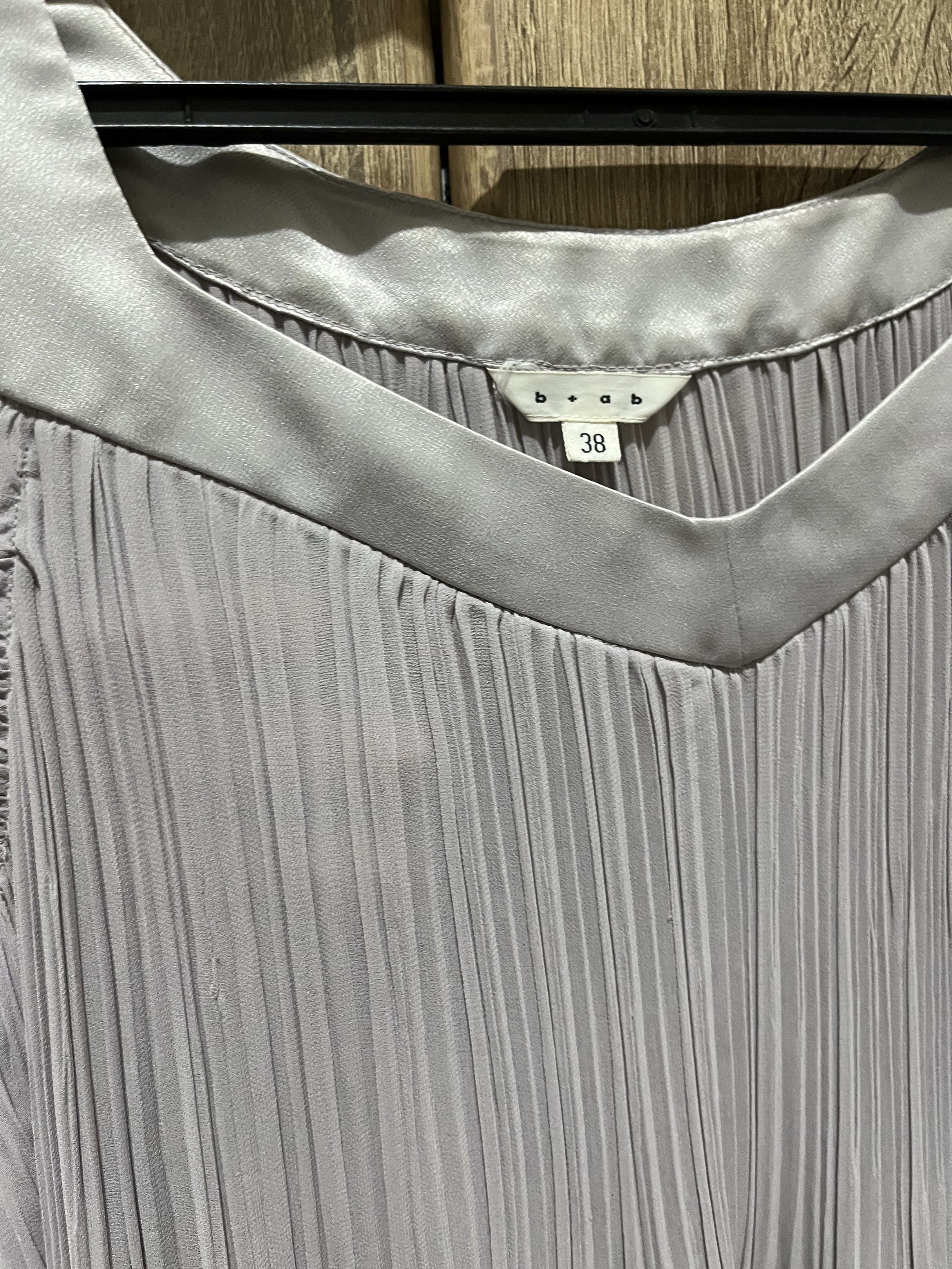 b+ab Pleated Sleeveless Dress (Category: Dresses) located in Mandaluyong City. Submitted by from.soph (Listing ID 1418392098, Image 2). Description: - no flaws - light gray with hint of purple - ruffle sleeves - slightly sheer - tag size 38; fits s-m MoP: GCash, Maya, GoTyme, BDO MoD: Grab, Lalamove, GoGo Xpress, LBC (shouldered by buyer) DM for inquiries or more photos .