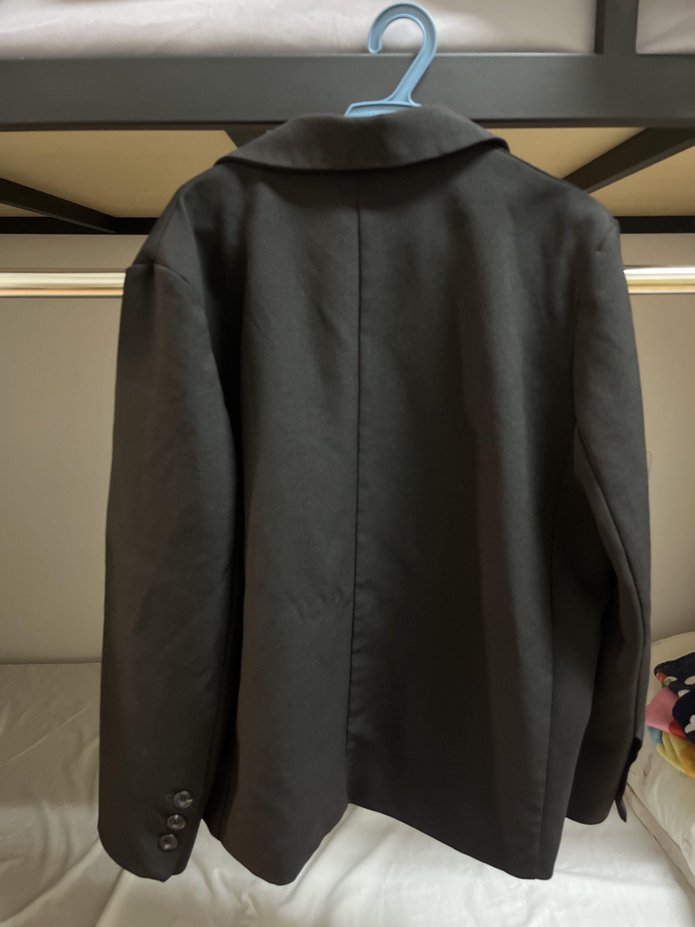 Black Blazer (Category: Coats, Jackets and Outerwear) located in Cebu City. Submitted by cellar_ (Listing ID 1418373981, Image 3). Description: Bought for ₱850 + SF (out of stock) Thick material, with satin lining Fits S-M size Helping tags: business blazer, zara blazer, mango blazer, love bonito blazer.