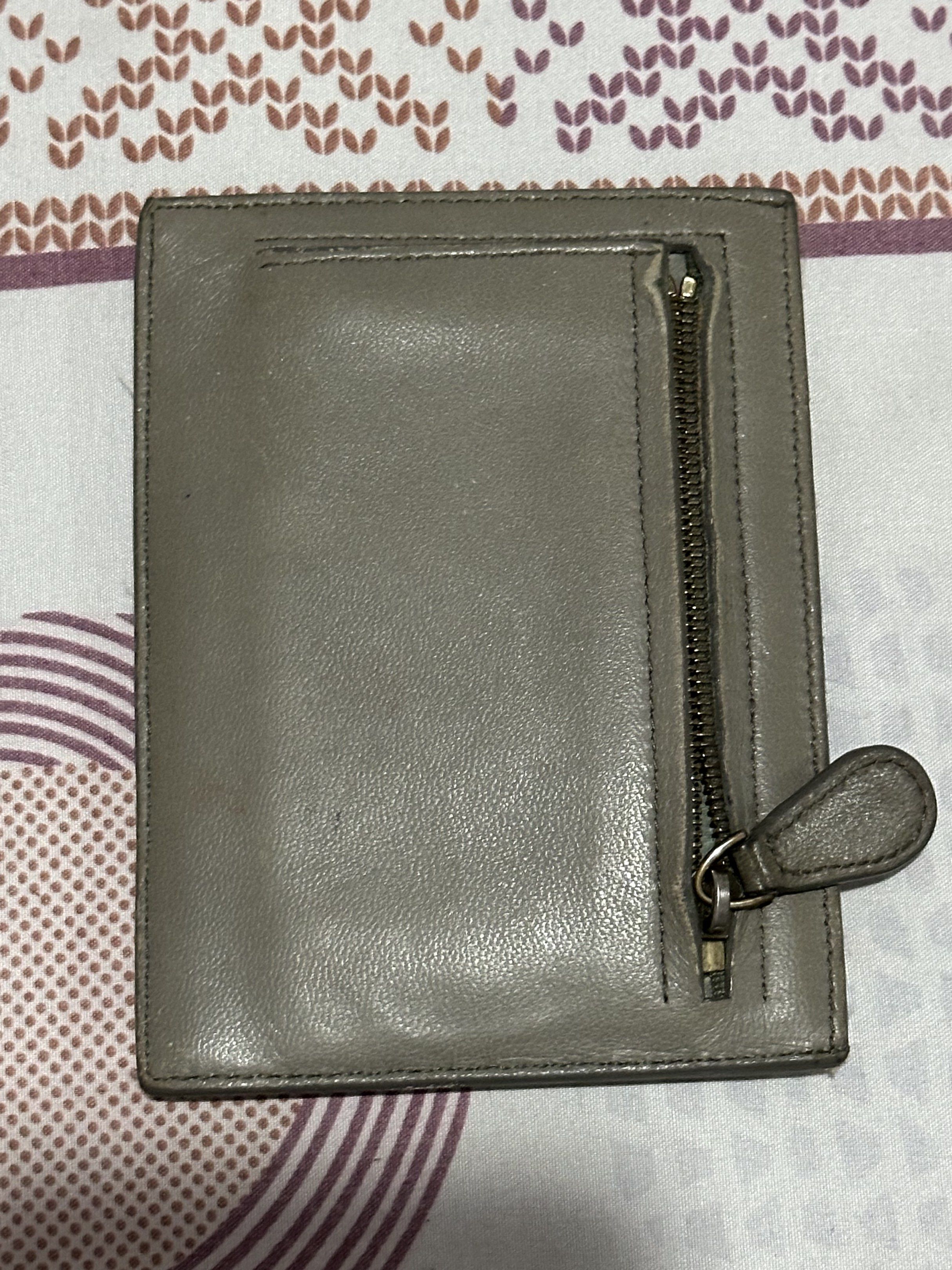 Bottega veneta (Category: Luxury Bags & Wallets) located in Cainta. Submitted by 3rd_street.onlineshop (Listing ID 1418354467, Image 2). Description: Normal signs of usage Faded parts May maliit na pen mark, hindi kita pag naglagay na ng cards. Nego! From japan Ung etiketa nasa loob ng zipper pocket Sf not included payment first.