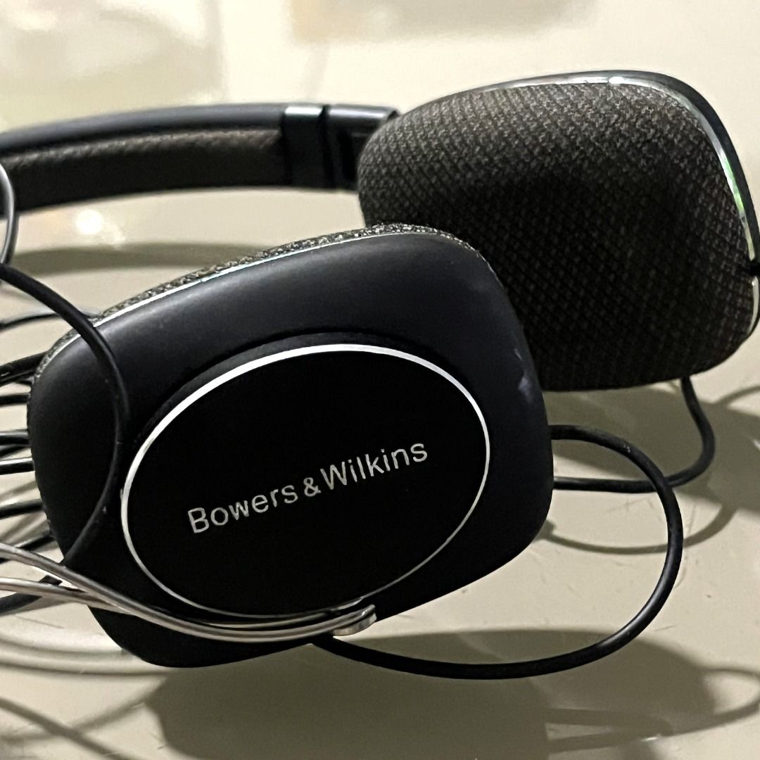 Bowers & Wilkins Headphone P3 S2 Black (Category: Headphones & Headsets) located in Pasig City. Submitted by hodgepodgeecoshop (Listing ID 1418297428, Image 2). Description: Specifically for Audiophiles and Music Enthusiasts, aesthetic wired headphones with premium build and sound, beats wired earphones hands down even for gaming, direct rival of Sennheiser Momentum On-Ear Design: The P3 headphones feature a lightweight, foldable design with a co