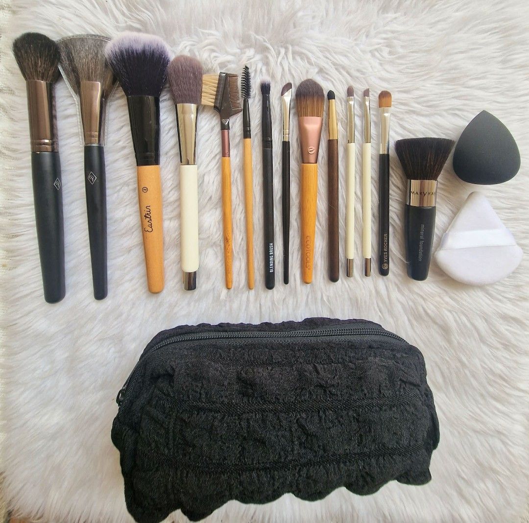 Brush Set with Pouch (Category: Makeup) located in Quezon City. Submitted by floreskari78555 (Listing ID 1418336294, Image 2). Description: Upgrade your routine with the ultimate tool kit! 🎨 From blending to setting, we’ve got you covered. ✅ Full Set: Brushes + Sponge + Puff + Pouch ✅ Zero "tusok" effect (super soft!) ✅ Fits perfectly for easy travel ​How to Order: 💸 Payment: COD, GCash, Bank Transfer 🚚 Shipping: Nationwide (Luzon, Visayas, Mi