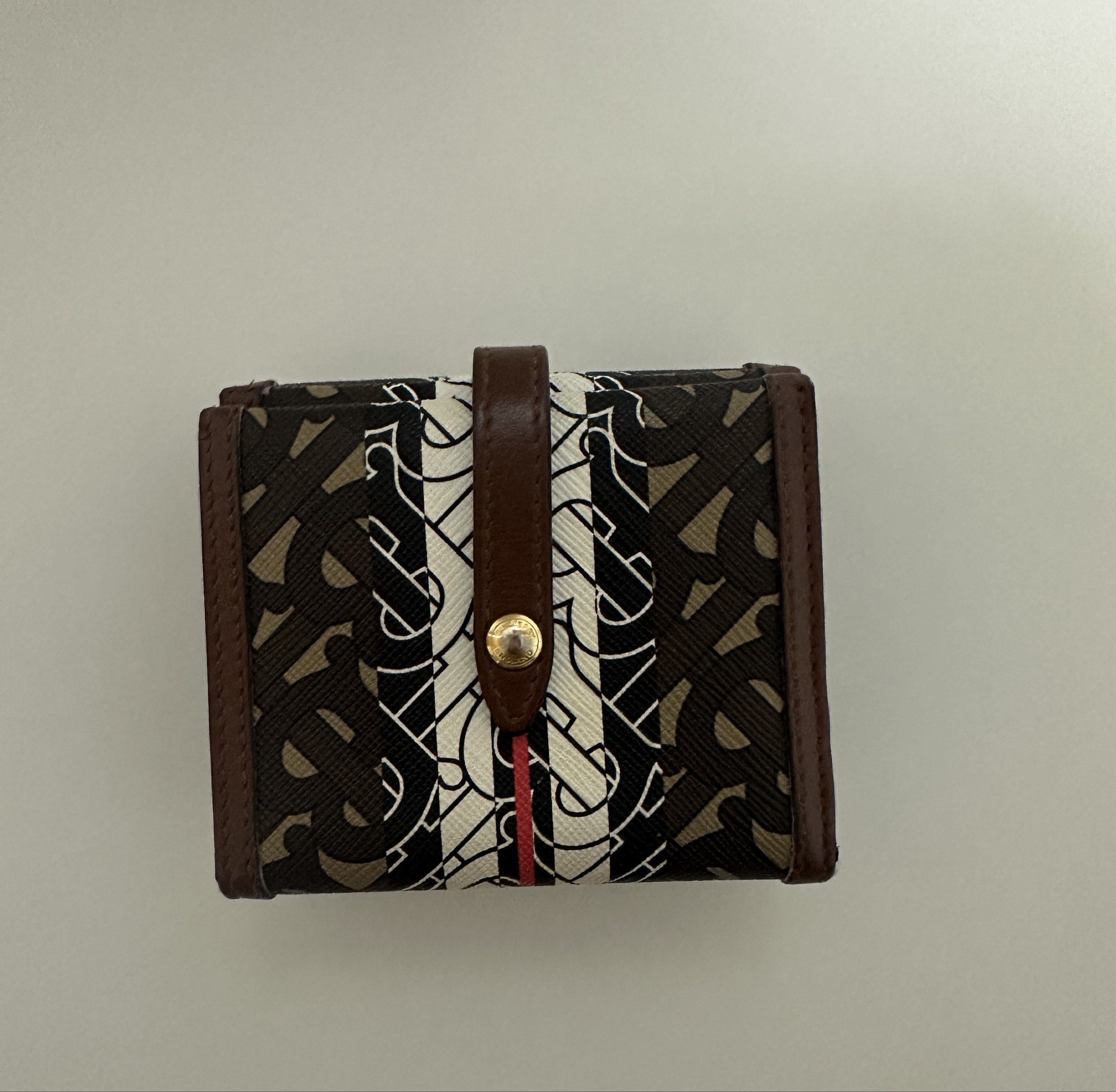 Burberry Small Wallet (Authentic) (Category: Luxury Bags & Wallets) located in Bulacan. Submitted by annebulaclac (Listing ID 1418320700, Image 3). Description: Burberry Small/ Compact Wallet, Unique design, has 13 card slots, bills and coins compartment. .