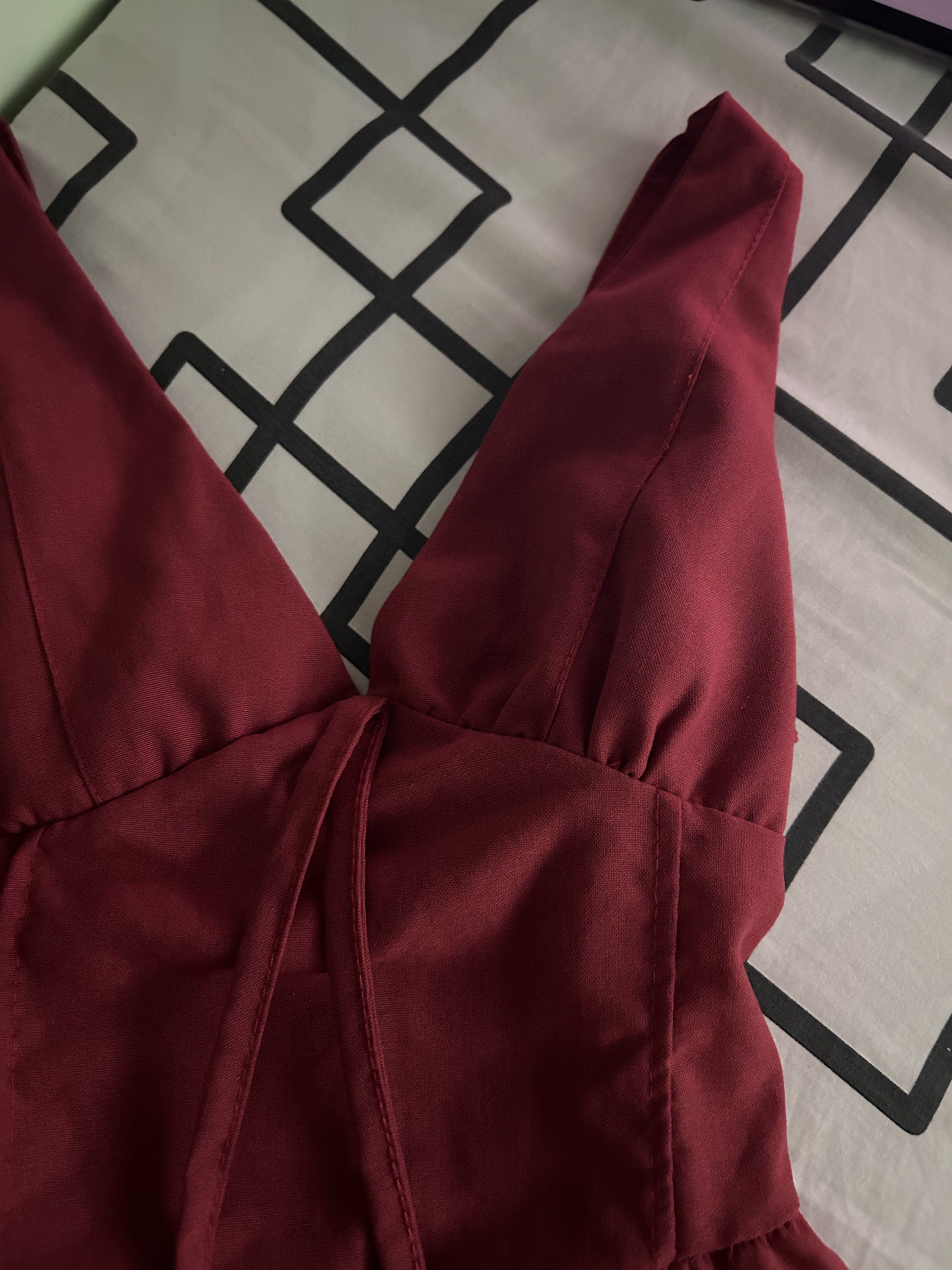burguny corset peplum top (Category: Sleeveless) located in Manila. Submitted by divalicious_ (Listing ID 1418314312, Image 2). Description: flattering corset-style bodice, peplum hem 💌 originally bought for ₱250 via bazaar 🧺 never used – just needs a bit of love (steaming / ironing) 🪡 no defects! 🧷 size: small to semi-medium ✨ elegant, formal, stylish, body hugging ! 📬 mop: gcash 📦 mod: lalamove / gogoxpress (buyer shoulders shipping fee) 
