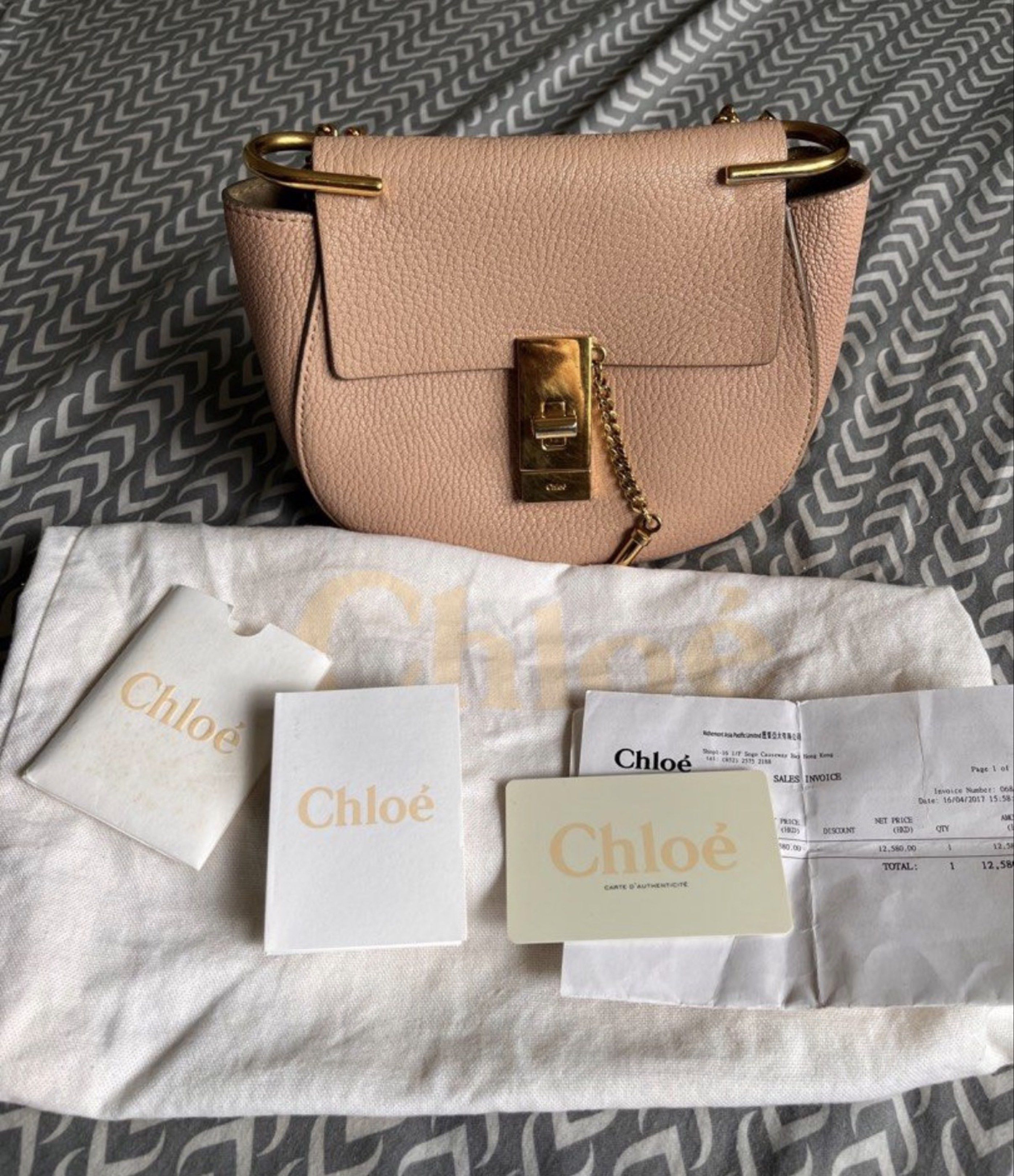 Chloe Drew Bag (Category: Luxury Bags & Wallets) located in Baler. Submitted by lalaloves_ (Listing ID 1418275271, Image 1). Description: - Authentic Chloe Drew bag - Blush pink color - Gold-tone chain strap and hardware - Includes dust bag, authenticity card, and receipt - Single interior compartment - Flap closure with turn-lock clasp.