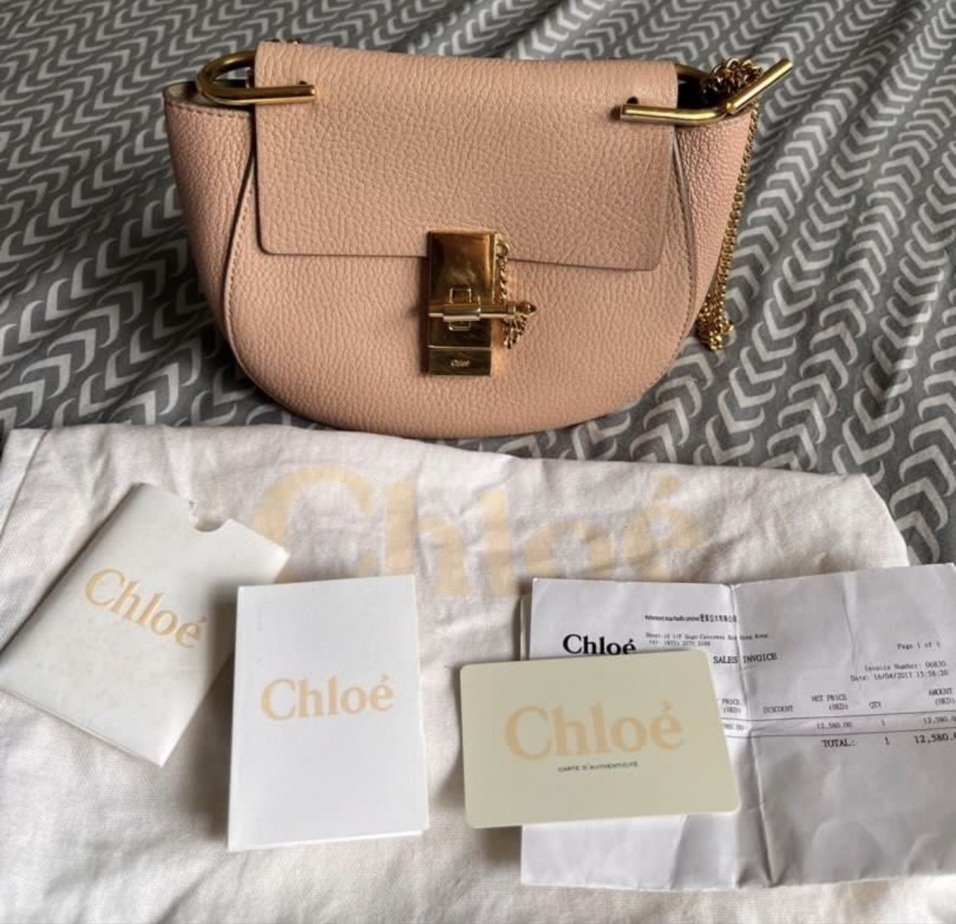 Chloe Drew Bag (Category: Luxury Bags & Wallets) located in Baler. Submitted by lalaloves_ (Listing ID 1418275271, Image 2). Description: - Authentic Chloe Drew bag - Blush pink color - Gold-tone chain strap and hardware - Includes dust bag, authenticity card, and receipt - Single interior compartment - Flap closure with turn-lock clasp.