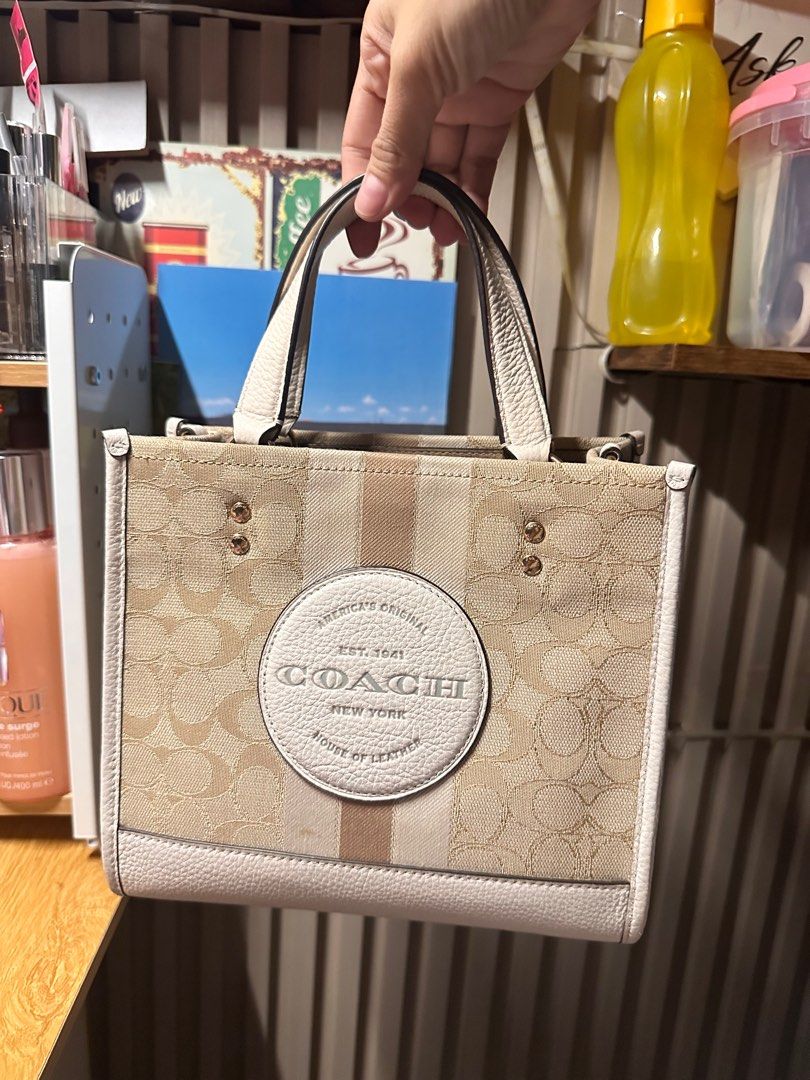 Coach Jacquard Crossbody (Category: Luxury Bags & Wallets) located in Tandag. Submitted by kawaiispreloved (Listing ID 1418324990, Image 1). Description: .
