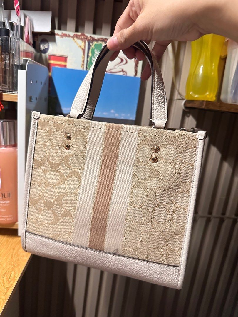 Coach Jacquard Crossbody (Category: Luxury Bags & Wallets) located in Tandag. Submitted by kawaiispreloved (Listing ID 1418324990, Image 2). Description: .