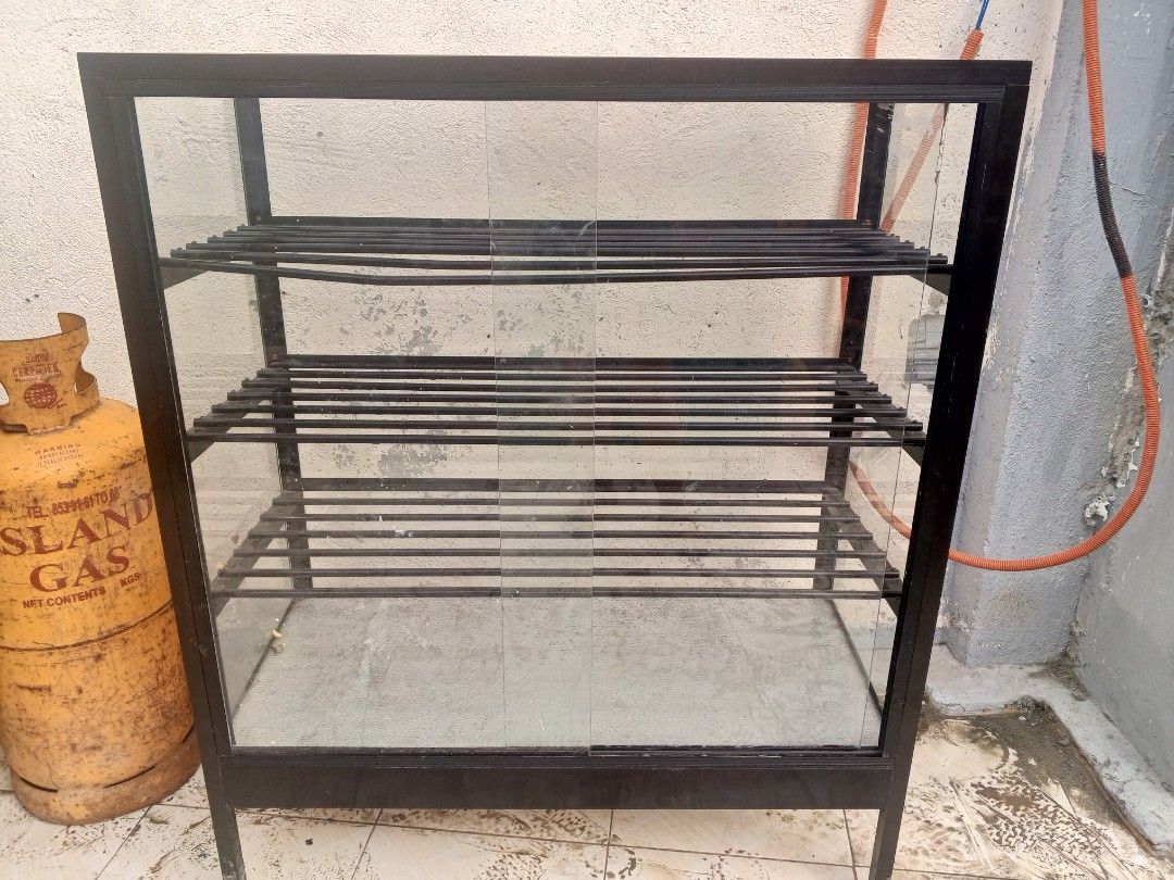 12 TRAYS Commercial Oven and Display Case (Category: Ovens & Toasters) located in Rodriguez. Submitted by amara0914 (Listing ID 1418211058, Image 2). Description: - Commercial oven with gas connection and Island Gas tank. - Stainless steel exterior. - Includes a glass display case with multiple shelves. - Display case has a black frame. - Ideal for small business use..