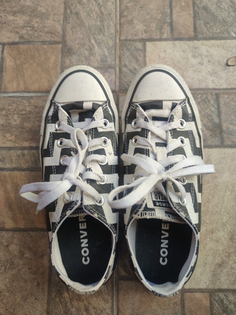 Converse Low Top Sneakers #Swap #Trade (Category: Sneakers) located in Quezon City. Submitted by shelly2004 (Listing ID 1418329422, Image 1). Description: - Classic Converse low-top sneakers - Black and white zigzag pattern - White laces - Converse logo visible - Perfect for everyday wear Open for #Barter.