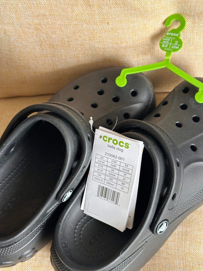 Crocs Bella Clog Black (Category: Slippers and slides) located in Quezon City. Submitted by declutterw_v (Listing ID 1418370436, Image 2). Description: - Authentic Crocs Bella Clog - Color: Black - Features platform sole - Includes Crocs logo - With original tag - Size: M4/W6 - Condition: New and unworn.