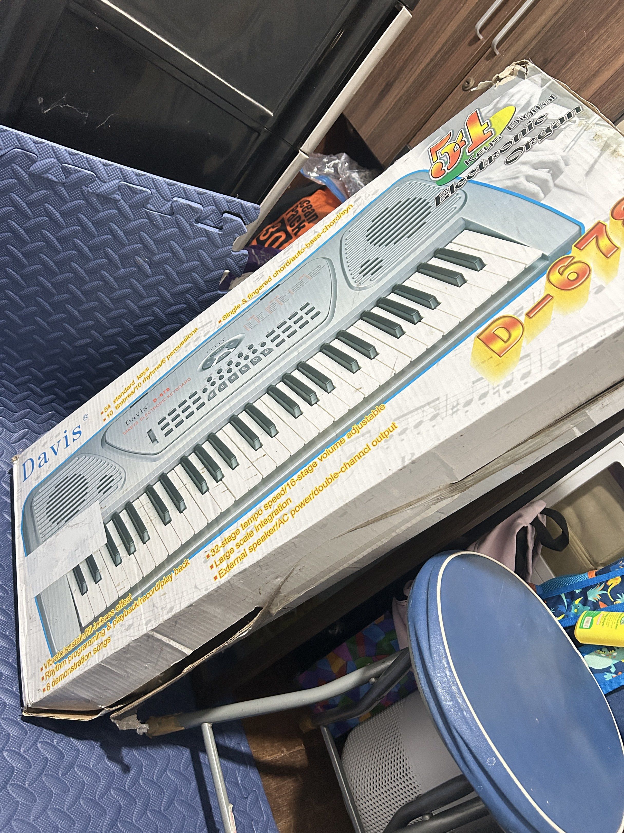 Davis D-673 51-Key Electronic Organ (Category: Musical Instruments) located in Pateros City. Submitted by cleanmycloset (Listing ID 1418311299, Image 1). Description: All working Rfs tambak only .