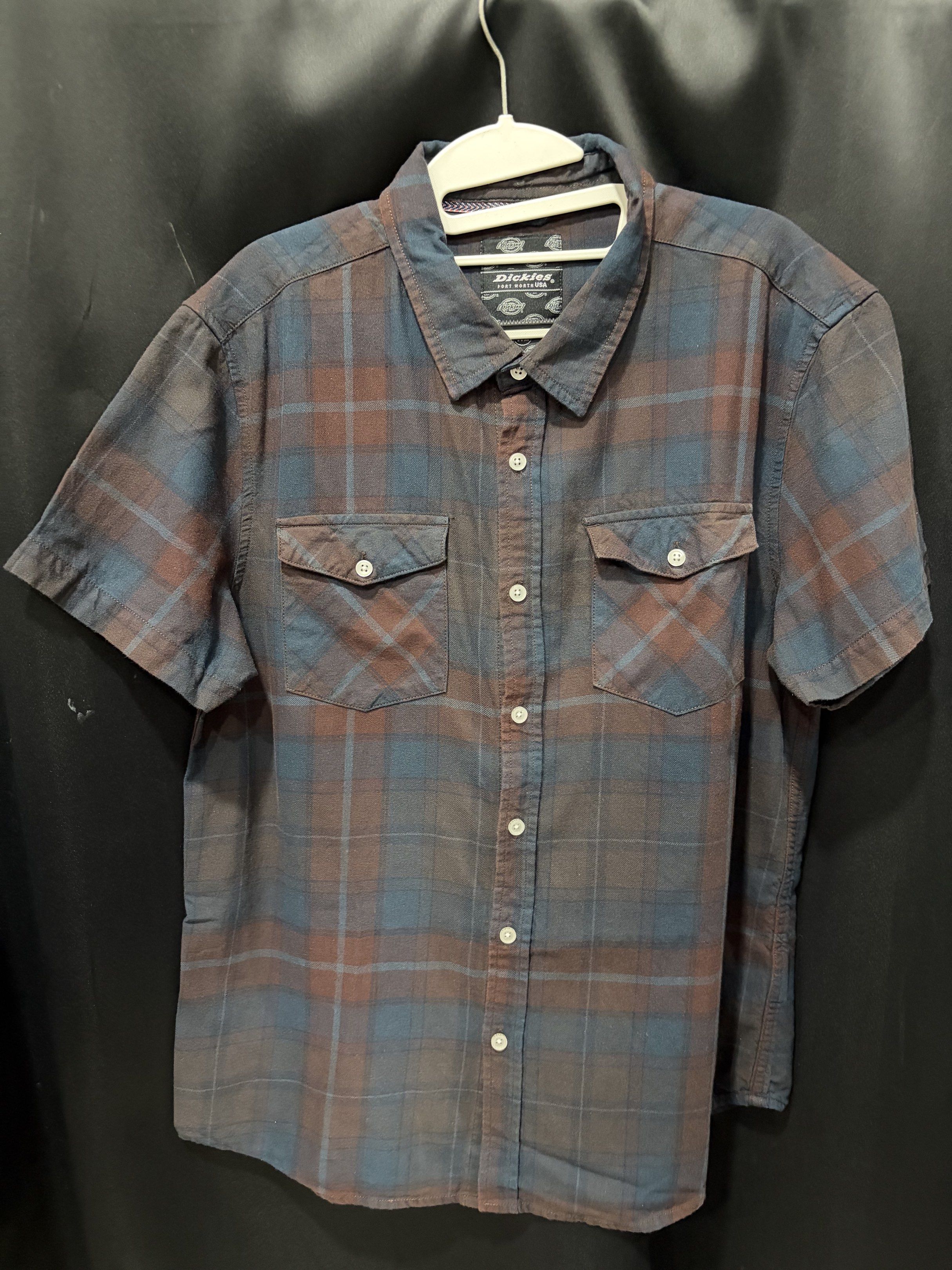Dickies Plaid Short Sleeve XL (Category: Tshirts & Polo Shirts ) located in Quezon City. Submitted by masterjami (Listing ID 1418274103, Image 1). Description: Dickies Short Sleeve and Black long sleeve Size XL.