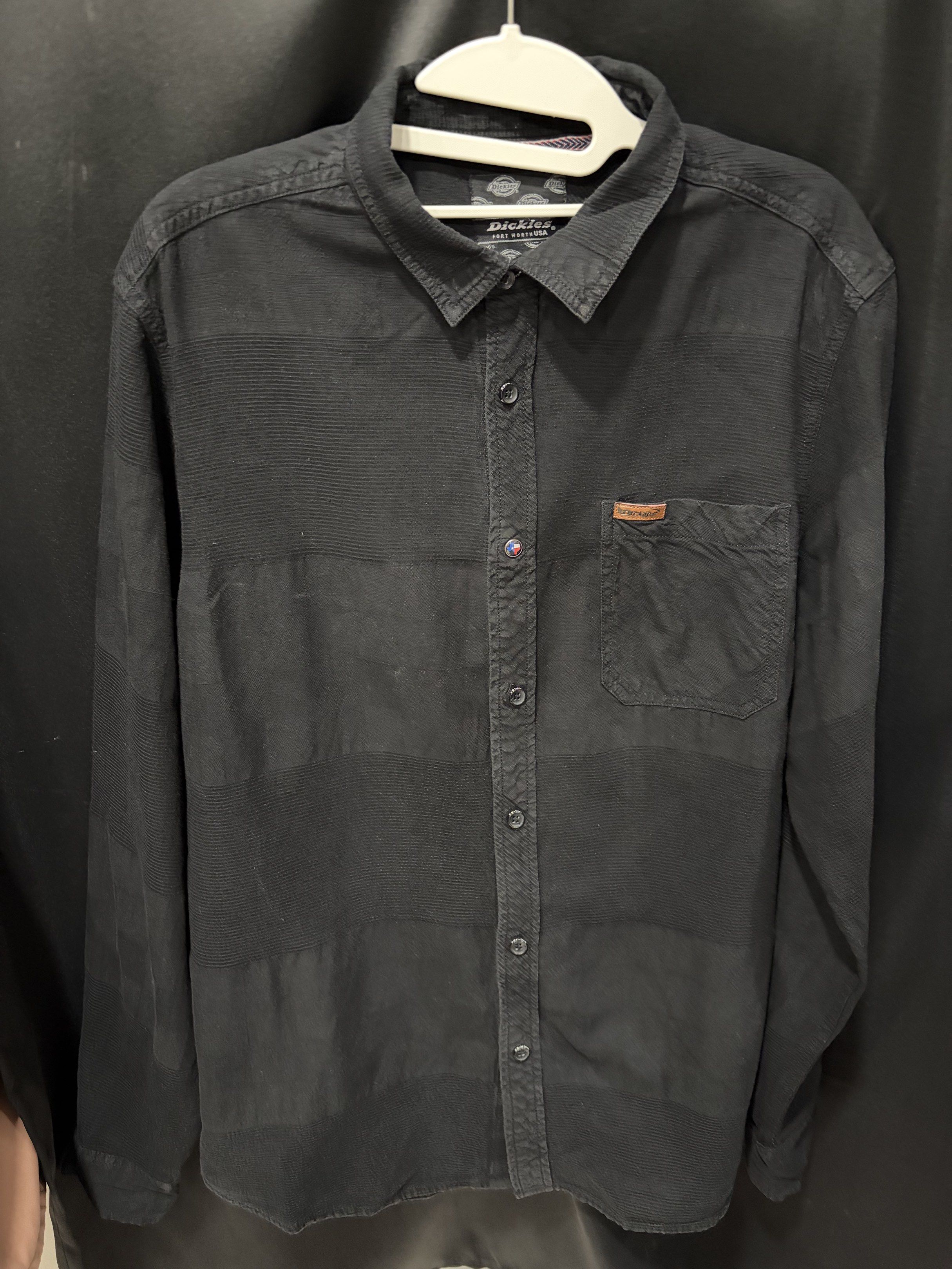 Dickies Plaid Short Sleeve XL (Category: Tshirts & Polo Shirts ) located in Quezon City. Submitted by masterjami (Listing ID 1418274103, Image 3). Description: Dickies Short Sleeve and Black long sleeve Size XL.