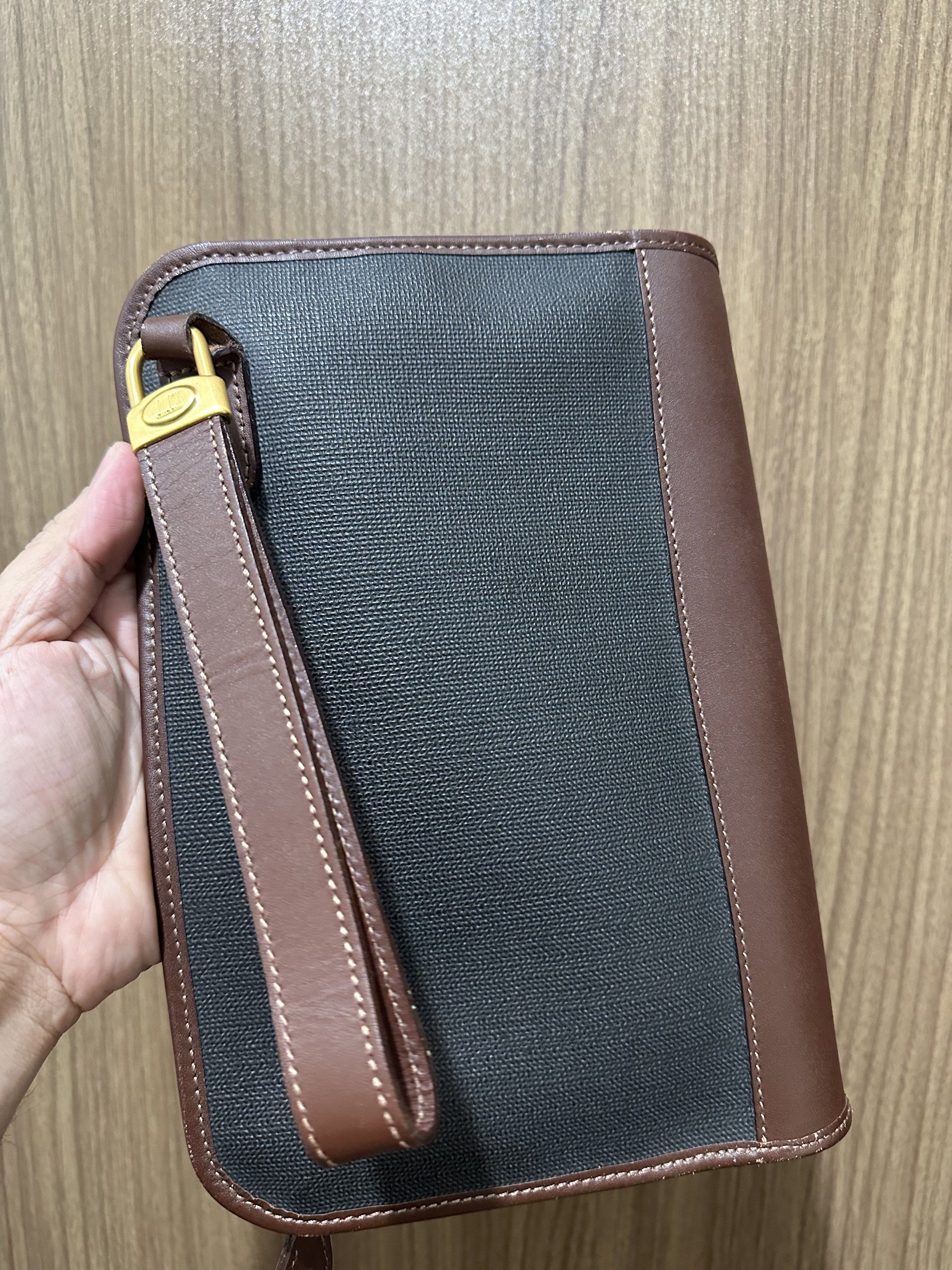 *Dunhill Clutch Bag - 26x18x5cm* (Category: Luxury Bags & Wallets) located in Mandaluyong City. Submitted by localbudol (Listing ID 1418361646, Image 3). Description: .