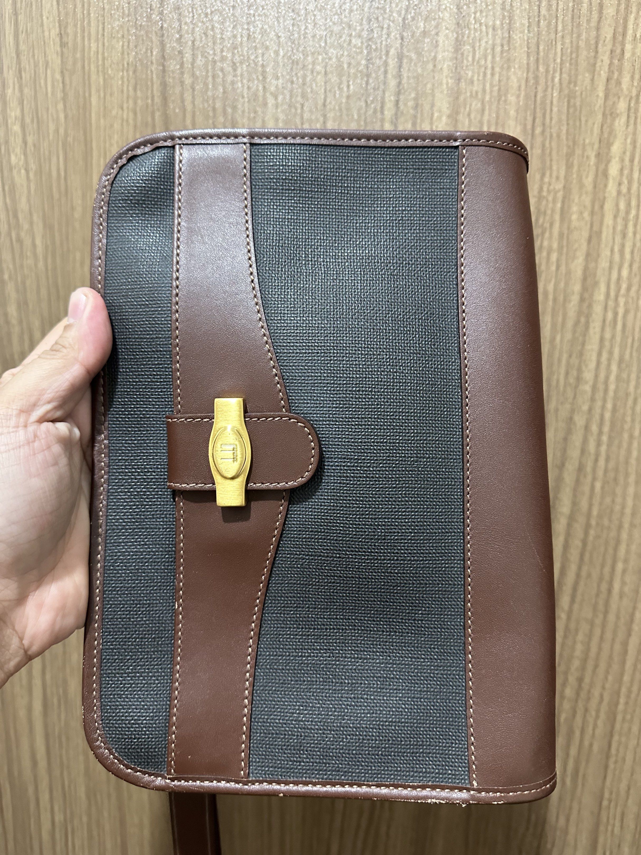 *Dunhill Clutch Bag - 26x18x5cm* (Category: Luxury Bags & Wallets) located in Mandaluyong City. Submitted by localbudol (Listing ID 1418361646, Image 2). Description: .