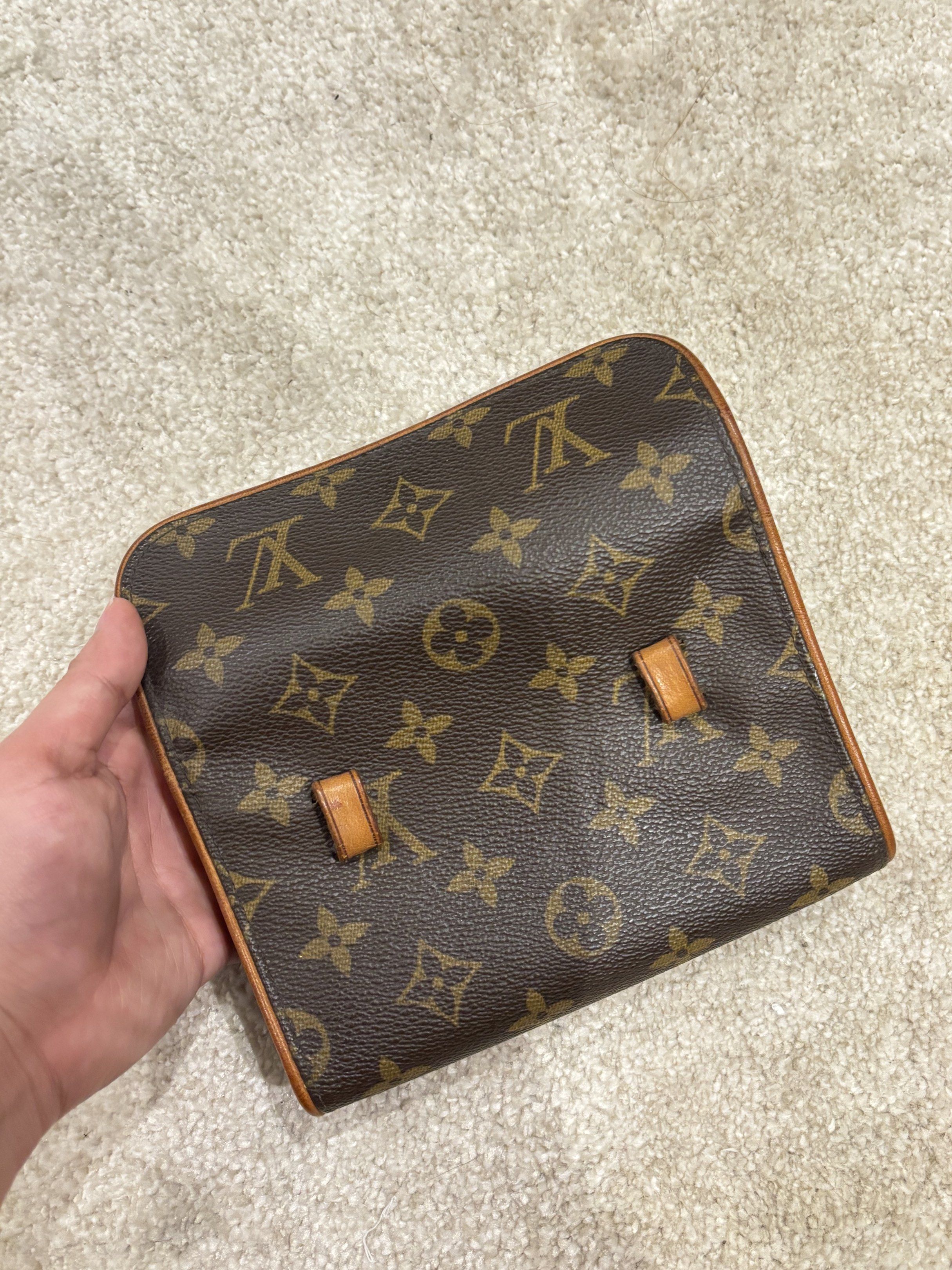 Florentine Monogram beltbag (Category: Luxury Bags & Wallets) located in Manila. Submitted by glvzlysa (Listing ID 1418230417, Image 2). Description: .