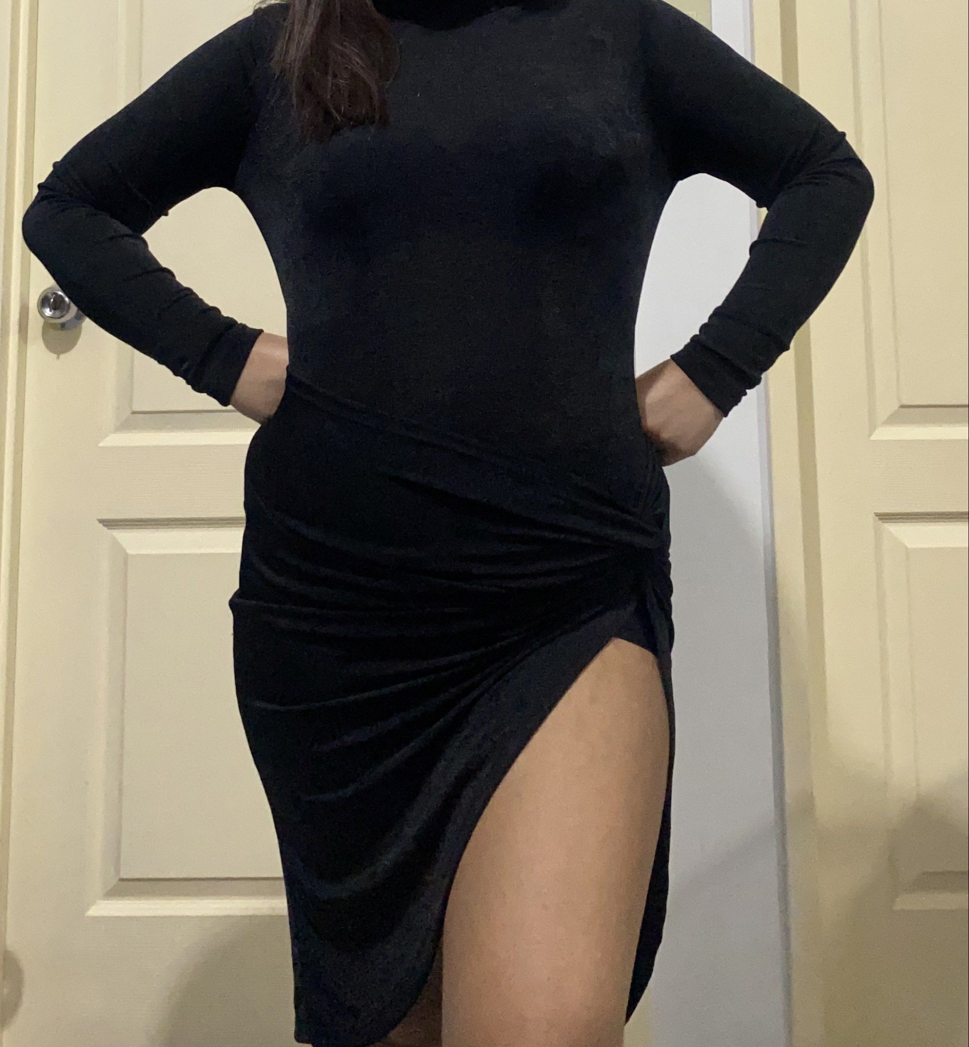 Forever 21 Black Midi Dress (Category: Dresses) located in Pasig City. Submitted by jodcltr (Listing ID 1416993556, Image 3). Description: - Forever 21 black midi dress - Size: Small - Features: - Mock neck - Long sleeves - Ruched side detail - Made in Vietnam - Perfect for a night out or special occasion - Versatile style Color may vary due to lighting. 2nd and 3rd picture model is Medium- large frame, small can still fit 35 inches waist. Flaw: 