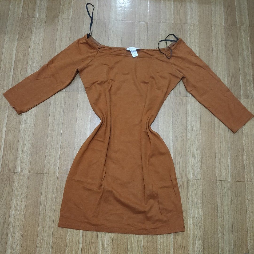 Forever 21 Brown Dress - Size M (Category: Dresses) located in Dasmarinas. Submitted by amara1022 (Listing ID 1418225184, Image 1). Description: - Forever 21 brown dress - Size: M - Features: - Long sleeves - Boat neckline - Thin straps - Made in Vietnam.
