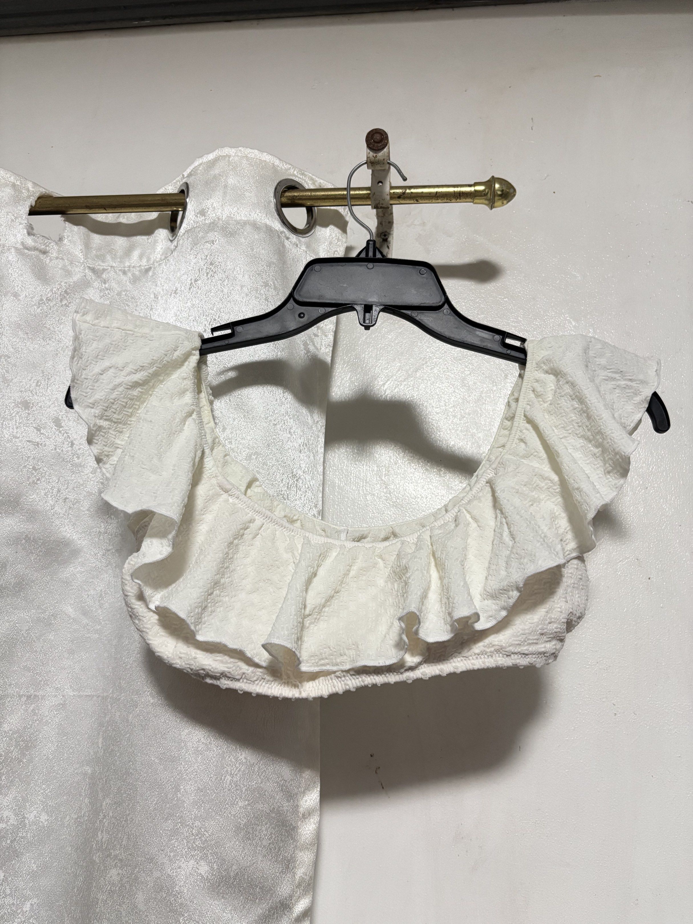 FREE SF White Ruffle Design Crop Top (Category: Blouses) located in Pozorrubio. Submitted by ryeisdecluttering (Listing ID 1418383875, Image 1). Description: Rlly cute! Size small Gcash J&T express.