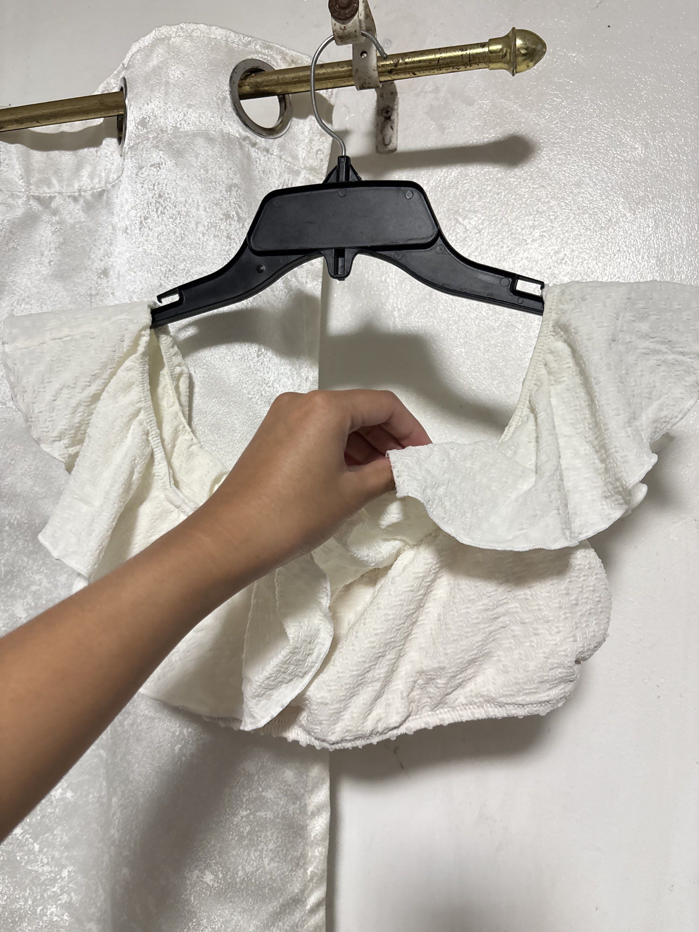 FREE SF White Ruffle Design Crop Top (Category: Blouses) located in Pozorrubio. Submitted by ryeisdecluttering (Listing ID 1418383875, Image 2). Description: Rlly cute! Size small Gcash J&T express.