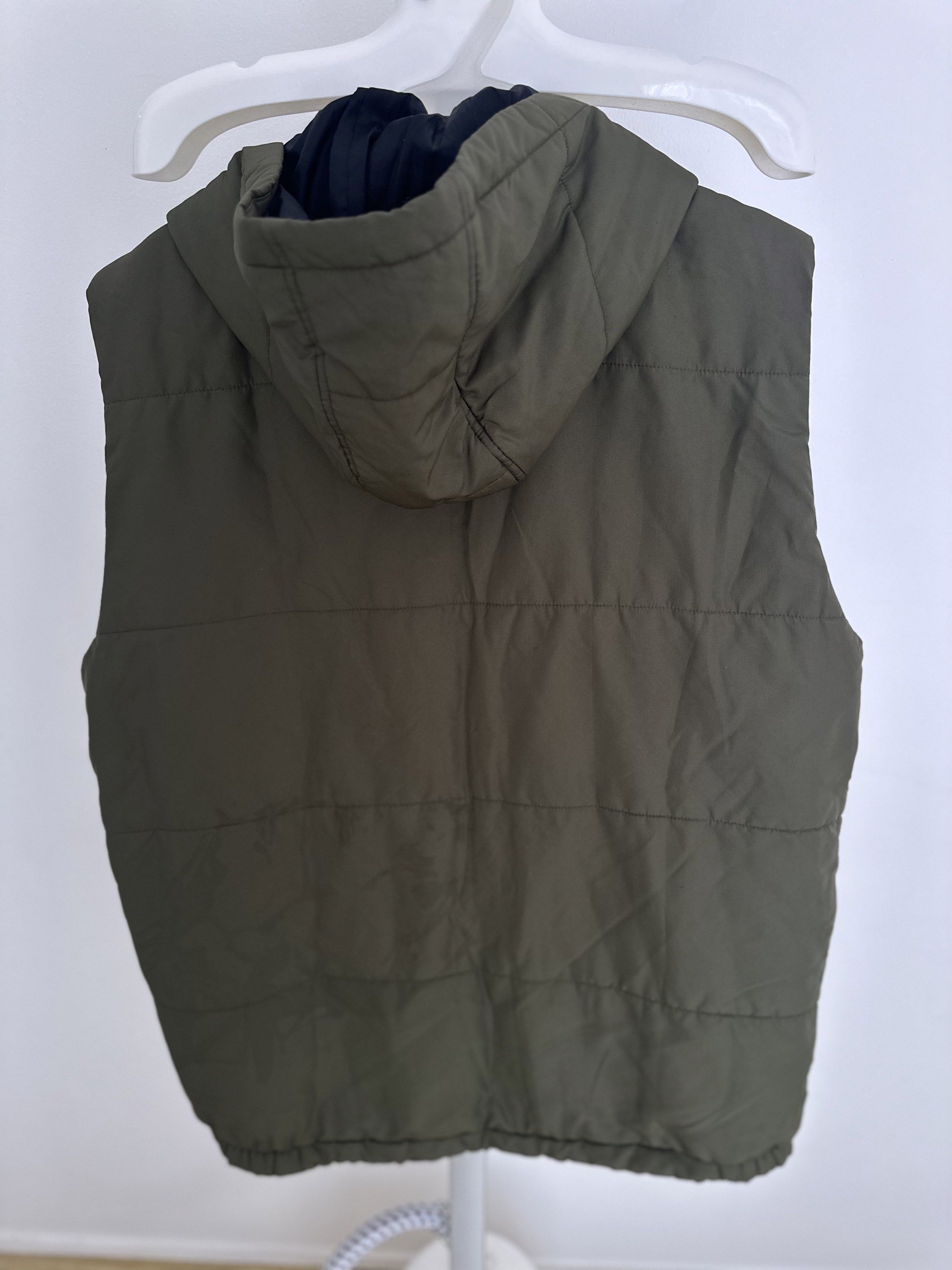 GIORDANO MENS PUFFER VEST (Category: Coats, Jackets and Outerwear) located in Bulacan. Submitted by declutteringm0m (Listing ID 1418372982, Image 2). Description: excellent condition.