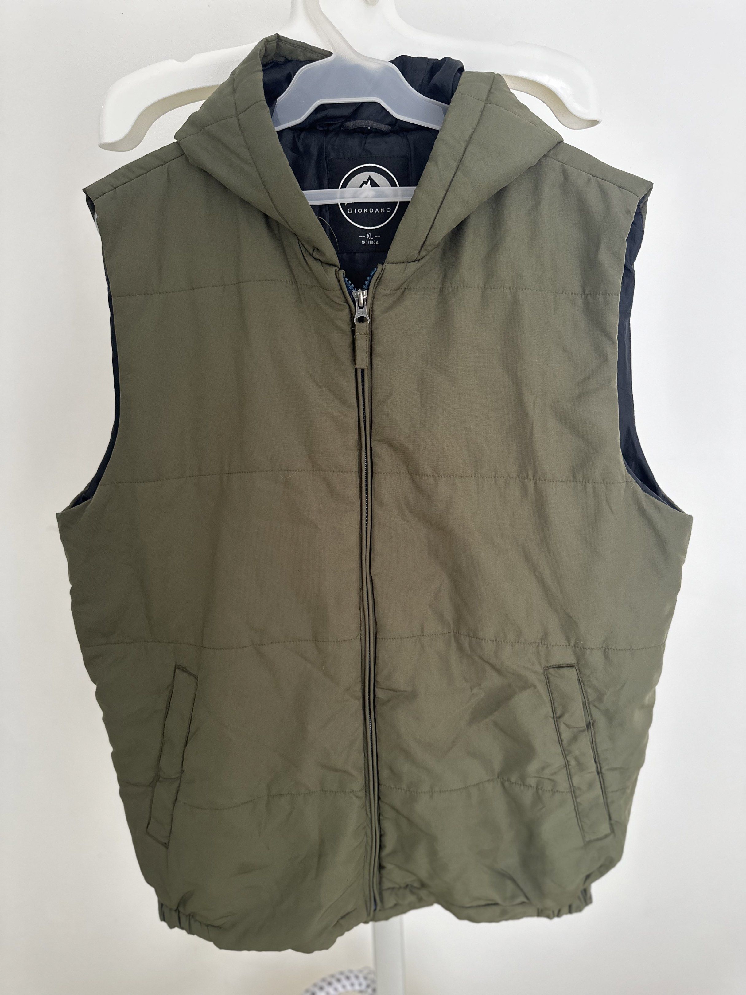 GIORDANO MENS PUFFER VEST (Category: Coats, Jackets and Outerwear) located in Bulacan. Submitted by declutteringm0m (Listing ID 1418372982, Image 1). Description: excellent condition.