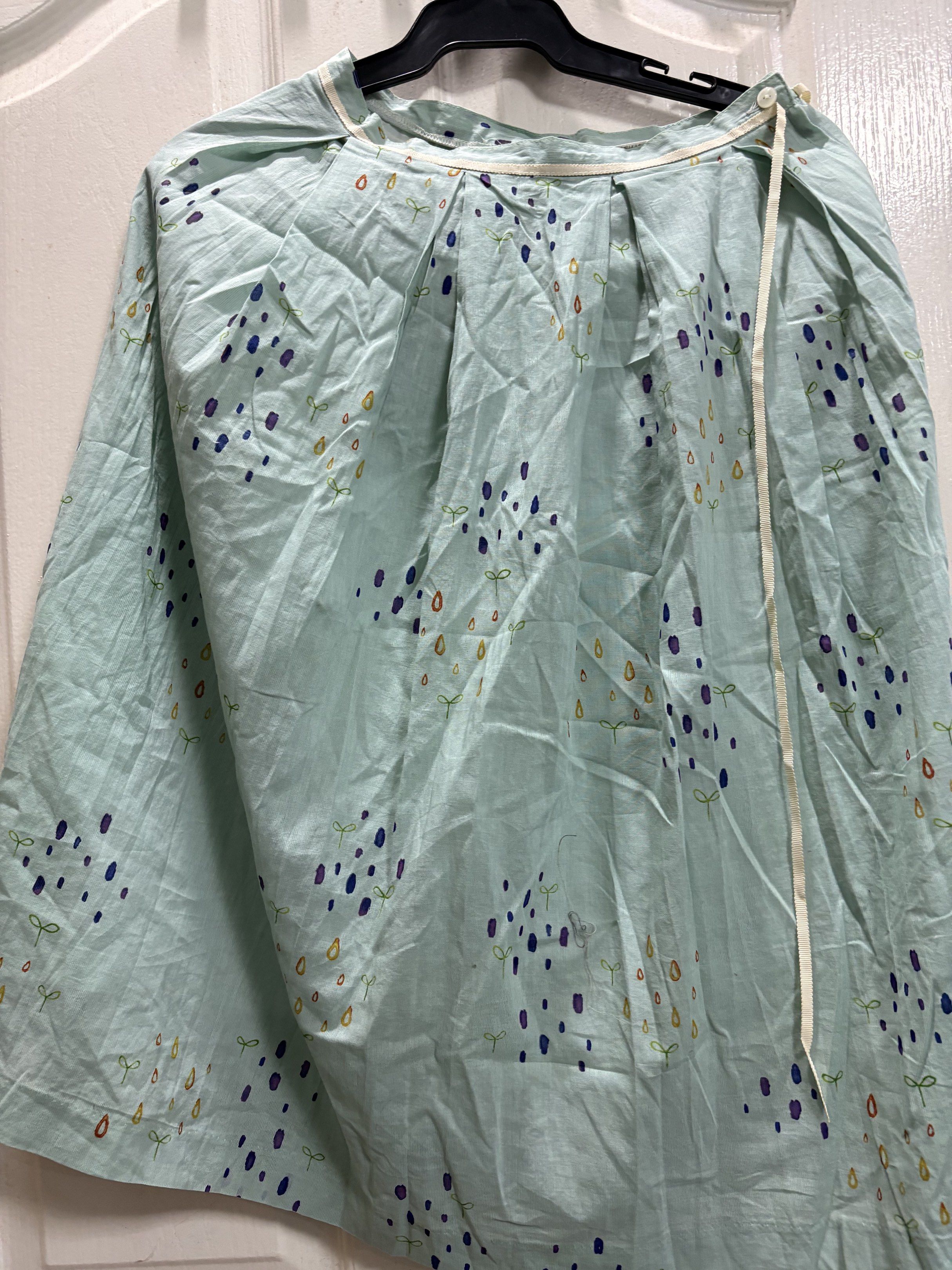Green midi skirt (Category: Skirts) located in Manila. Submitted by multivers.closet (Listing ID 1418387226, Image 2). Description: .