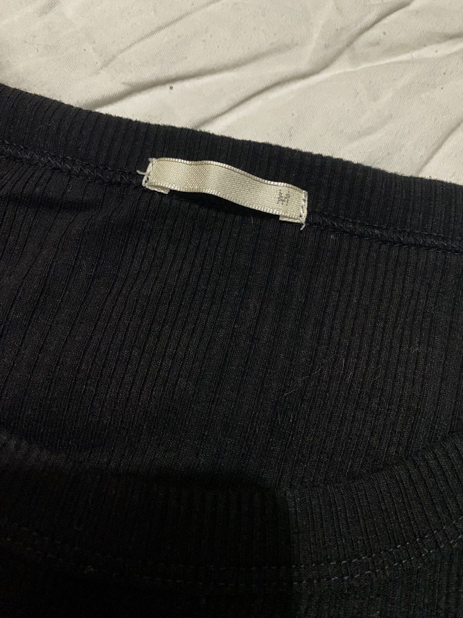 GU Black Ribbed T-shirt - Size M (Category: Shirts) located in San Juan City. Submitted by earlitoooo (Listing ID 1418353415, Image 2). Description: - GU black ribbed t-shirt - Size: M - Features a scoop neckline - Short sleeves - Material: Cotton, polyester, and polyurethane blend - Made in Bangladesh.