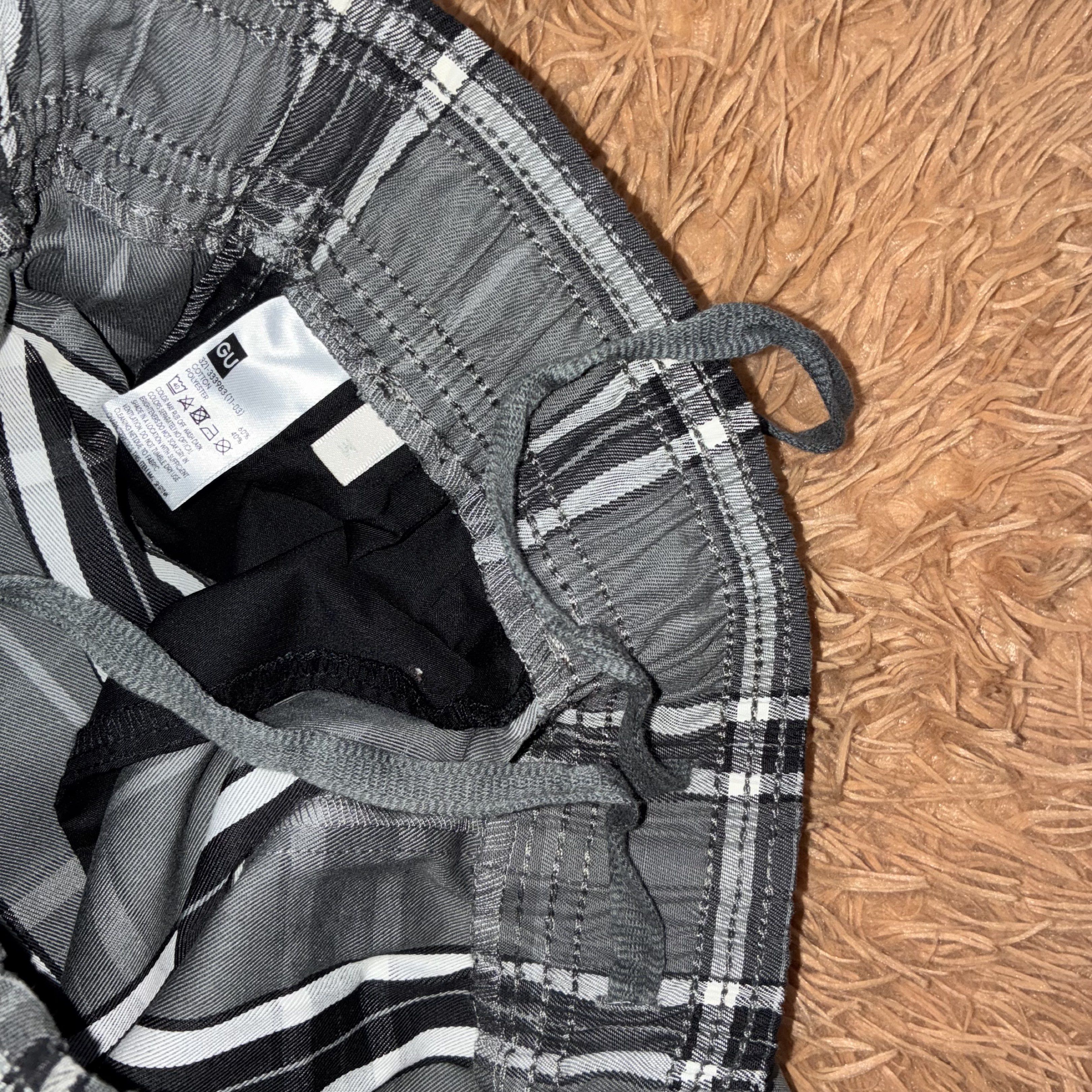 GU Plaid Casual Pants (Category: Jeans) located in Nabua. Submitted by elevadoray (Listing ID 1418332913, Image 2). Description: GU Plaid Casual Pants Medium (31 - 34 Inches) Length (39 Inches) Leg Opening (7.5 Inches) Brand New Without Tags (10/10) [With Sticker Size) P850 Other Details: -With Inner Drawstring -2 Side Pockets -2 Back Pockets.