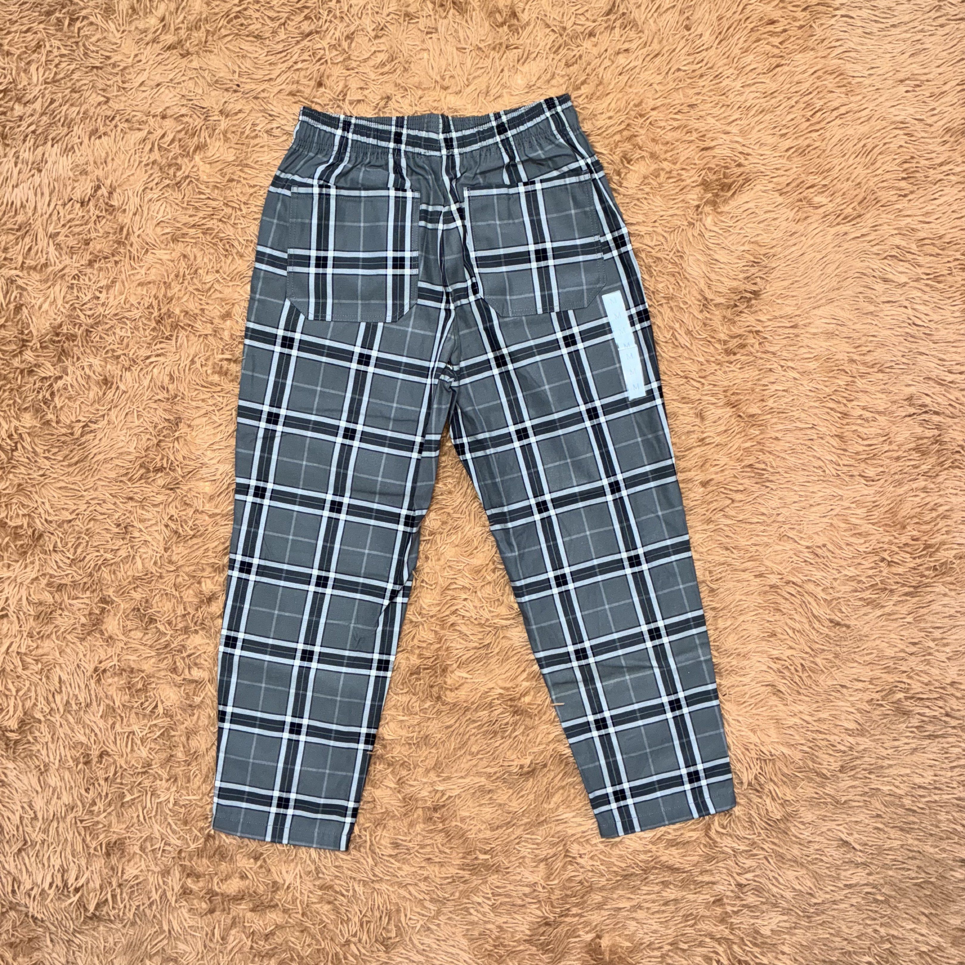 GU Plaid Casual Pants (Category: Jeans) located in Nabua. Submitted by elevadoray (Listing ID 1418332913, Image 3). Description: GU Plaid Casual Pants Medium (31 - 34 Inches) Length (39 Inches) Leg Opening (7.5 Inches) Brand New Without Tags (10/10) [With Sticker Size) P850 Other Details: -With Inner Drawstring -2 Side Pockets -2 Back Pockets.