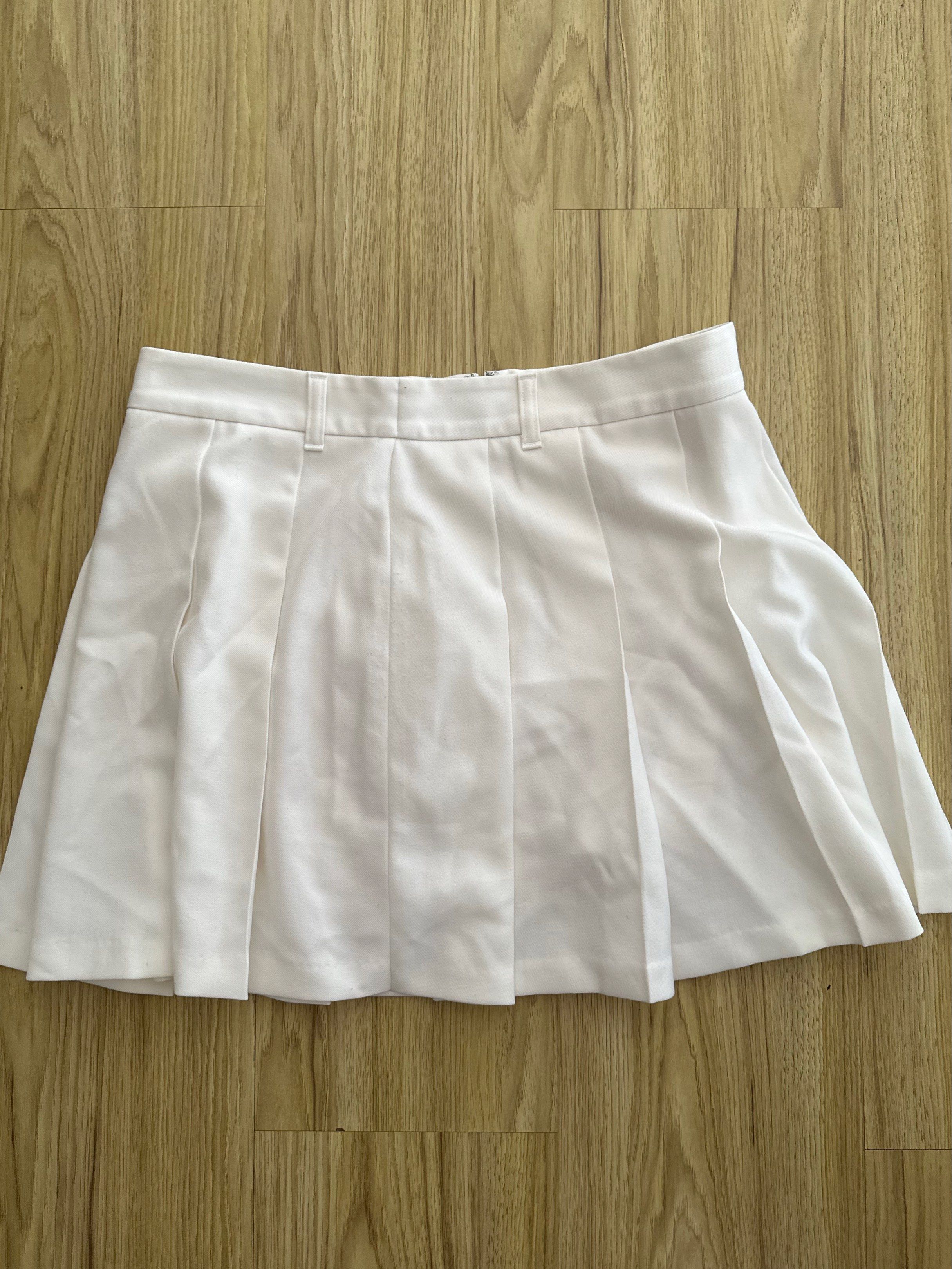 GU PLEATED SKIRT (Category: Skirts) located in Bulacan. Submitted by declutteringm0m (Listing ID 1418373368, Image 1). Description: used once sa hk i have when worn pm lang po.