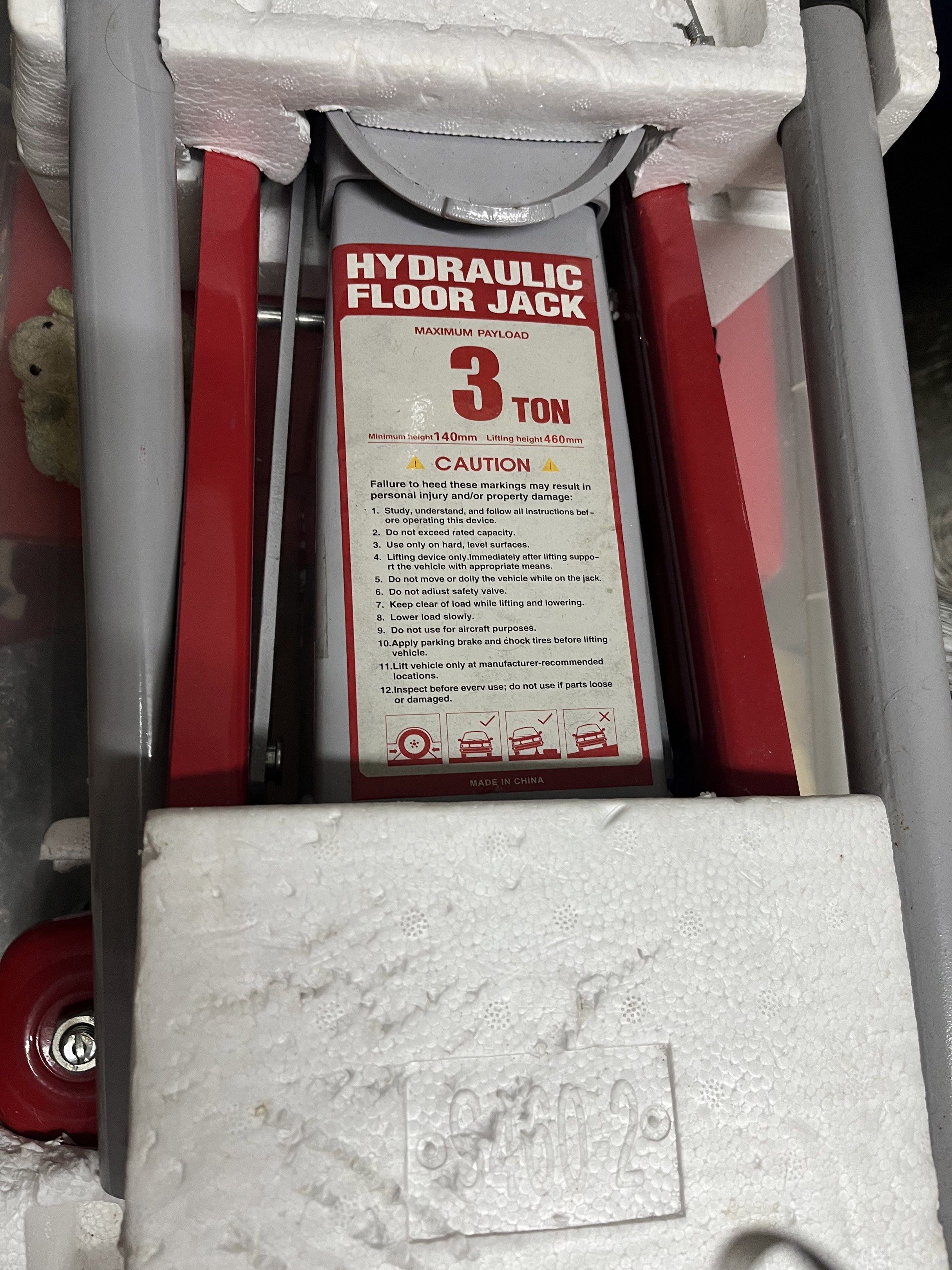 Heavy Duty Hydraulic Floor Jack Max 3 Ton (Category: Other Automotive Parts and Accessories) located in Quezon City. Submitted by micamicamicamicamica (Listing ID 1418283780, Image 1). Description: Heavy Duty Hydraulic Floor Jack - Max. Payload 3 ton -RFS: Di need - Brand new never used nasira lang box - Shipping will be shouldered by the buyer or you can pick it up - Loc: Quezon City.